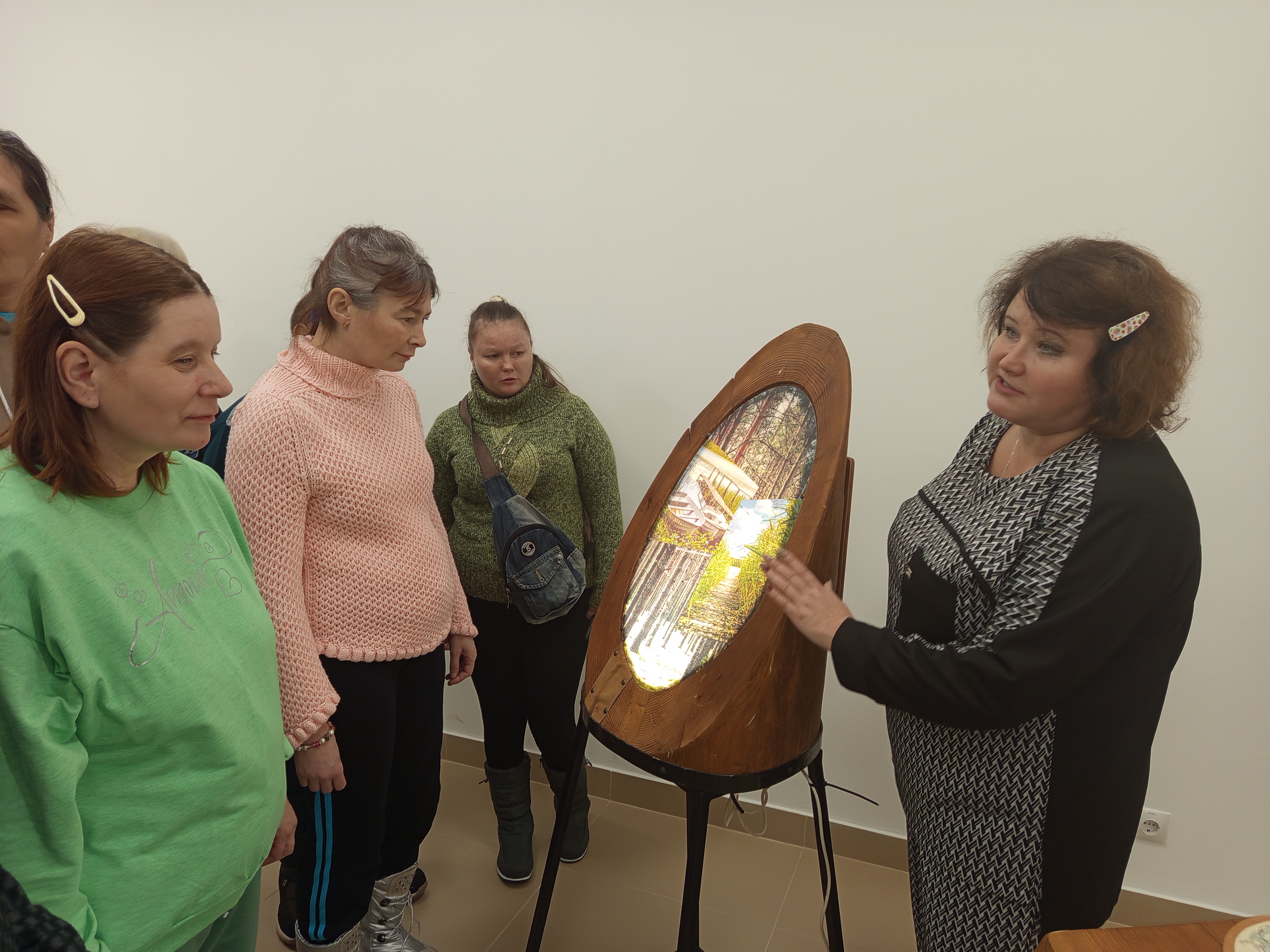 В рамках проекта «Из дома в парк» состоялась увлекательная экскурсия визит-центр Национального парка «Русский Север» для получателей социальных услуг.