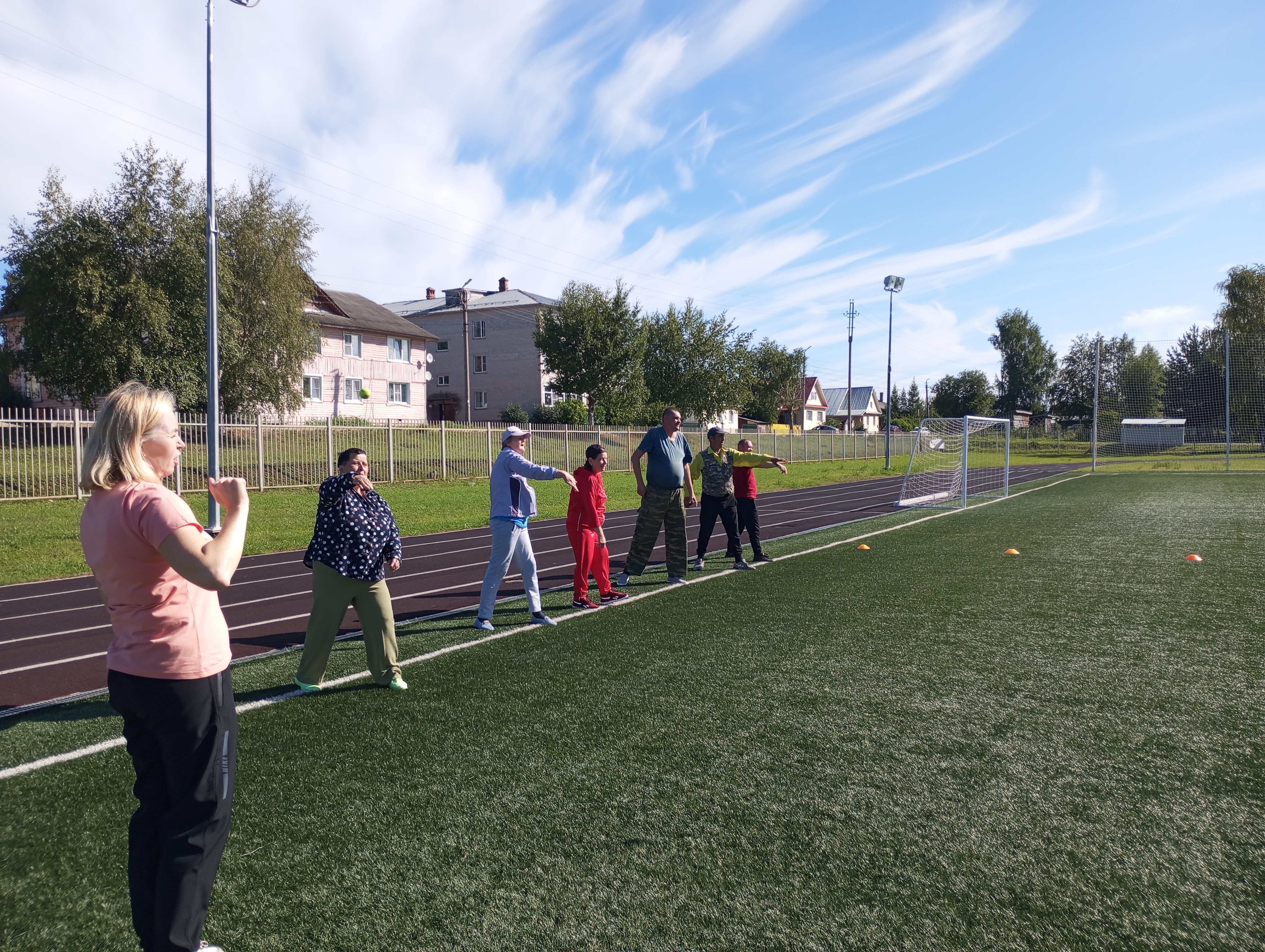 Получатели социальных услуг продолжают заниматься спортом на стадионе "Чемпион" имени Анатолия Бабкина в городе Кириллове.