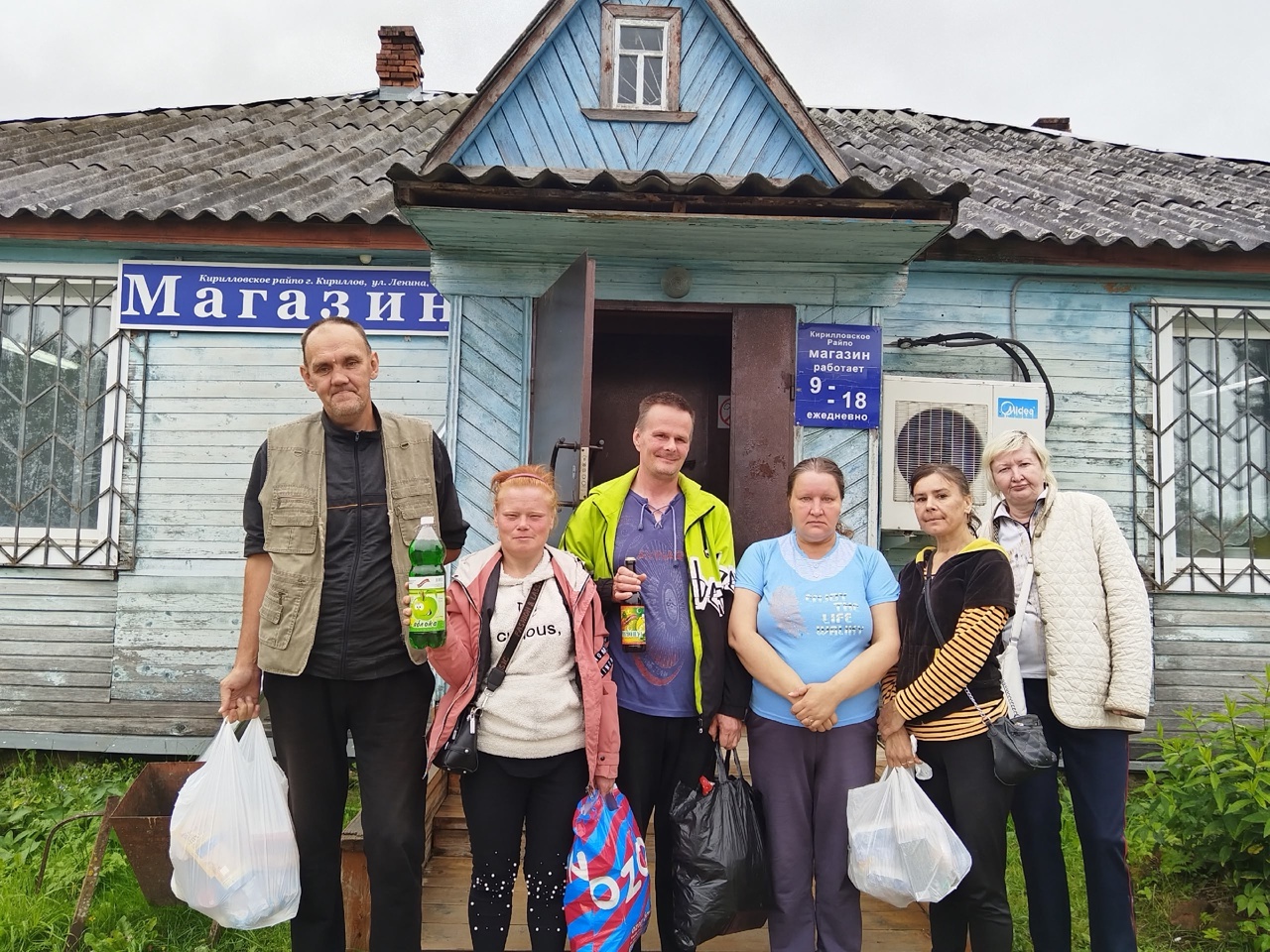 Получатели социальных услуг посетили продуктовый магазин.