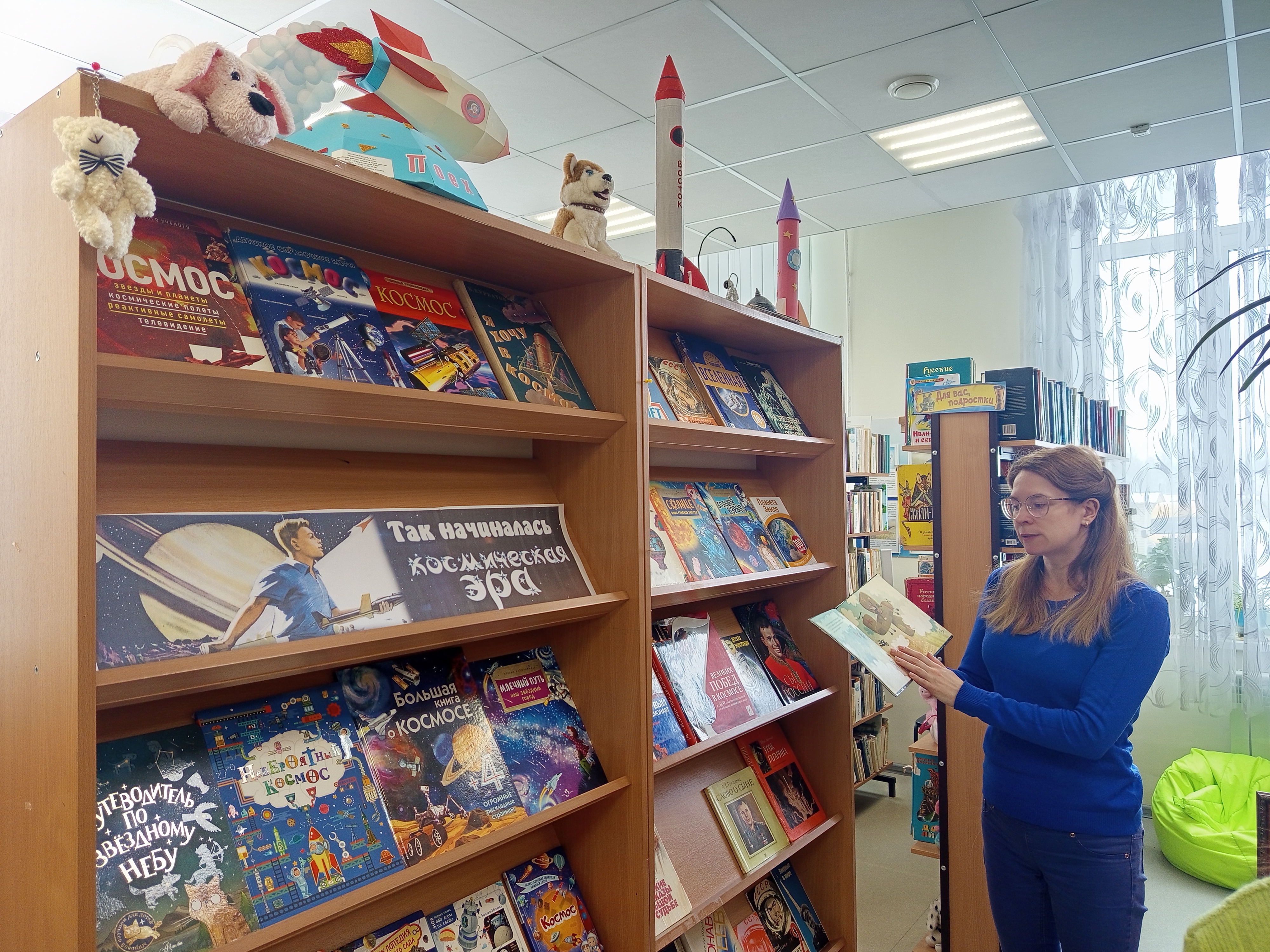 Накануне Дня космонавтики в детской библиотеке города Кириллова для получателей социальных услуг сотрудники провели познавательный час «Так начиналась космическая эра».