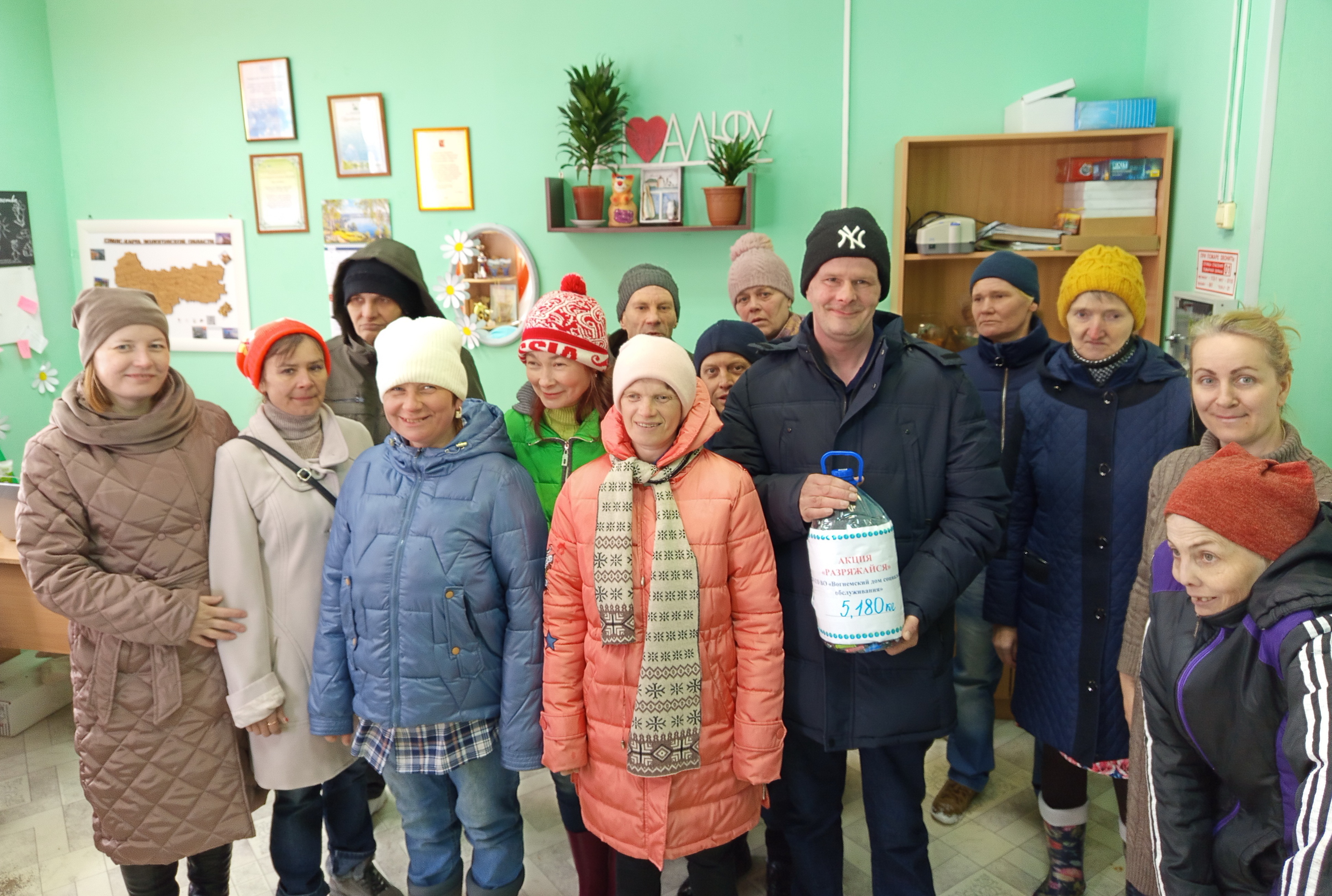 Получатели социальных услуг и сотрудники приняли участие в экологической акции «Разряжайся!»