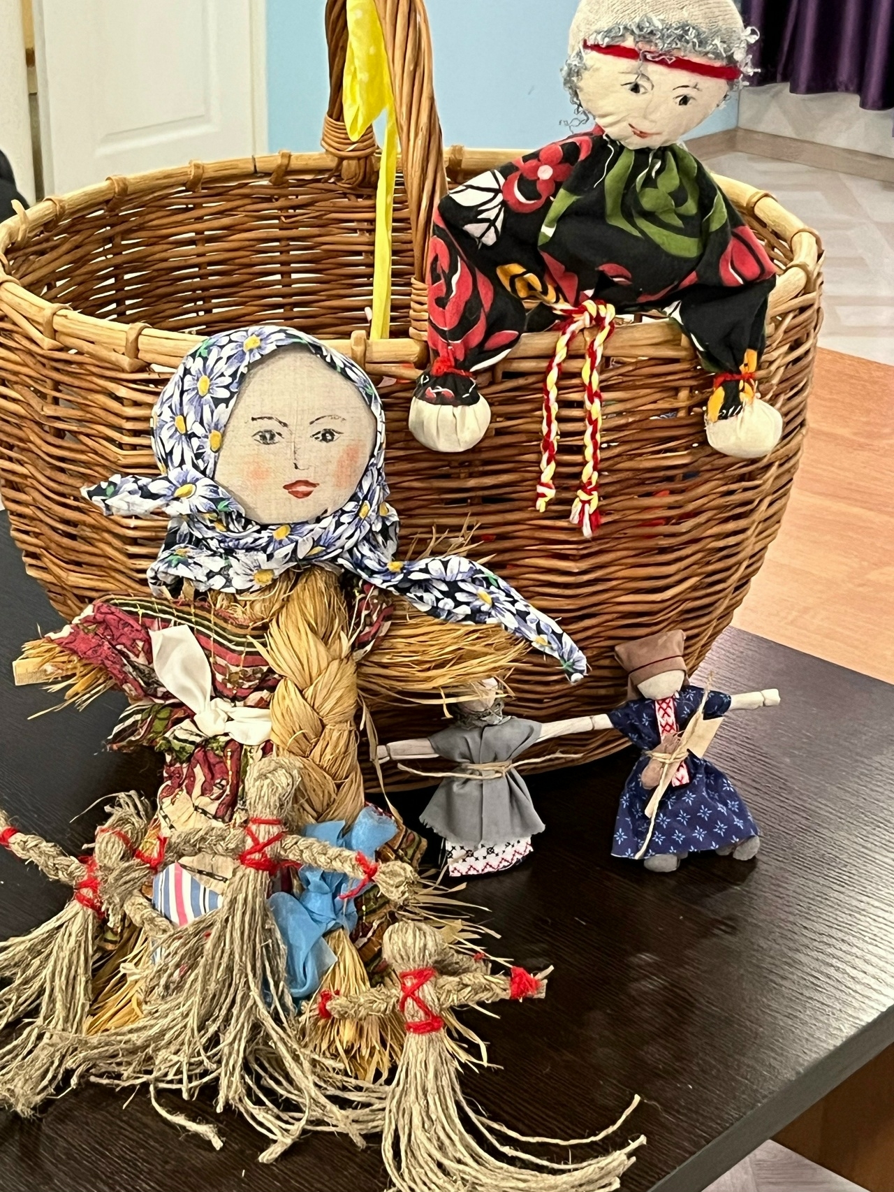 Сотрудники Кирилло-Белозерского музея-заповедника Наталия Невзорова и Татьяна Смирнова знакомили наших проживающих с традиционной народной куклой.