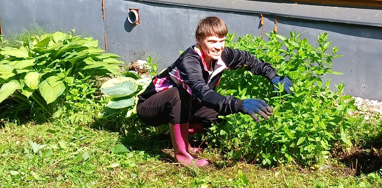 По проекту "Трудимся во благо" получатели социальных услуг с удовольствием выезжают в опытный питомник " Сады Севера" .