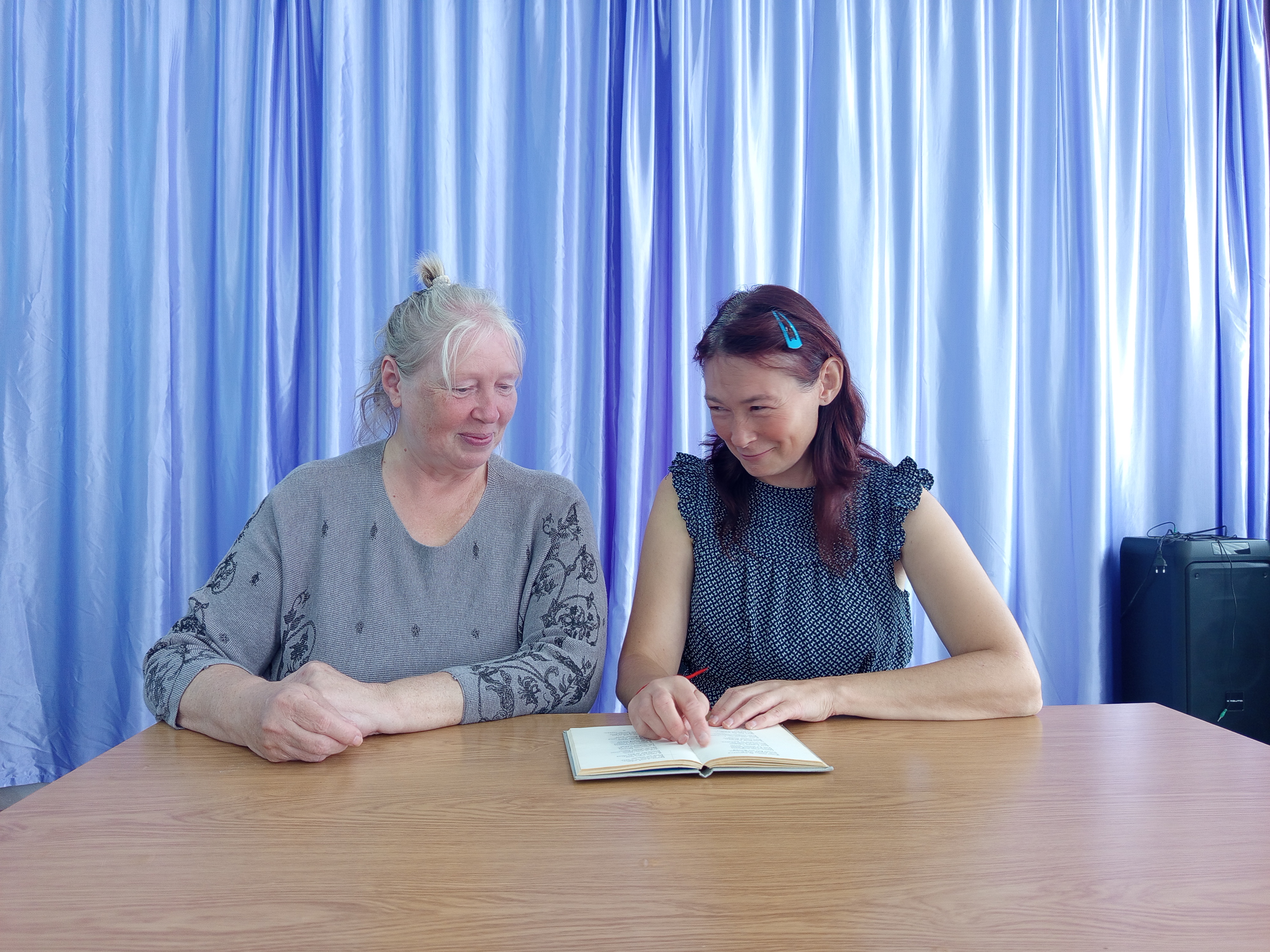 В преддверии Рубцовской осени получатели социальных услуг готовятся к VI Межрегиональной поэтической онлайн-акции «Прочитай Рубцова», читают и учат стихи, записывают на камеру.