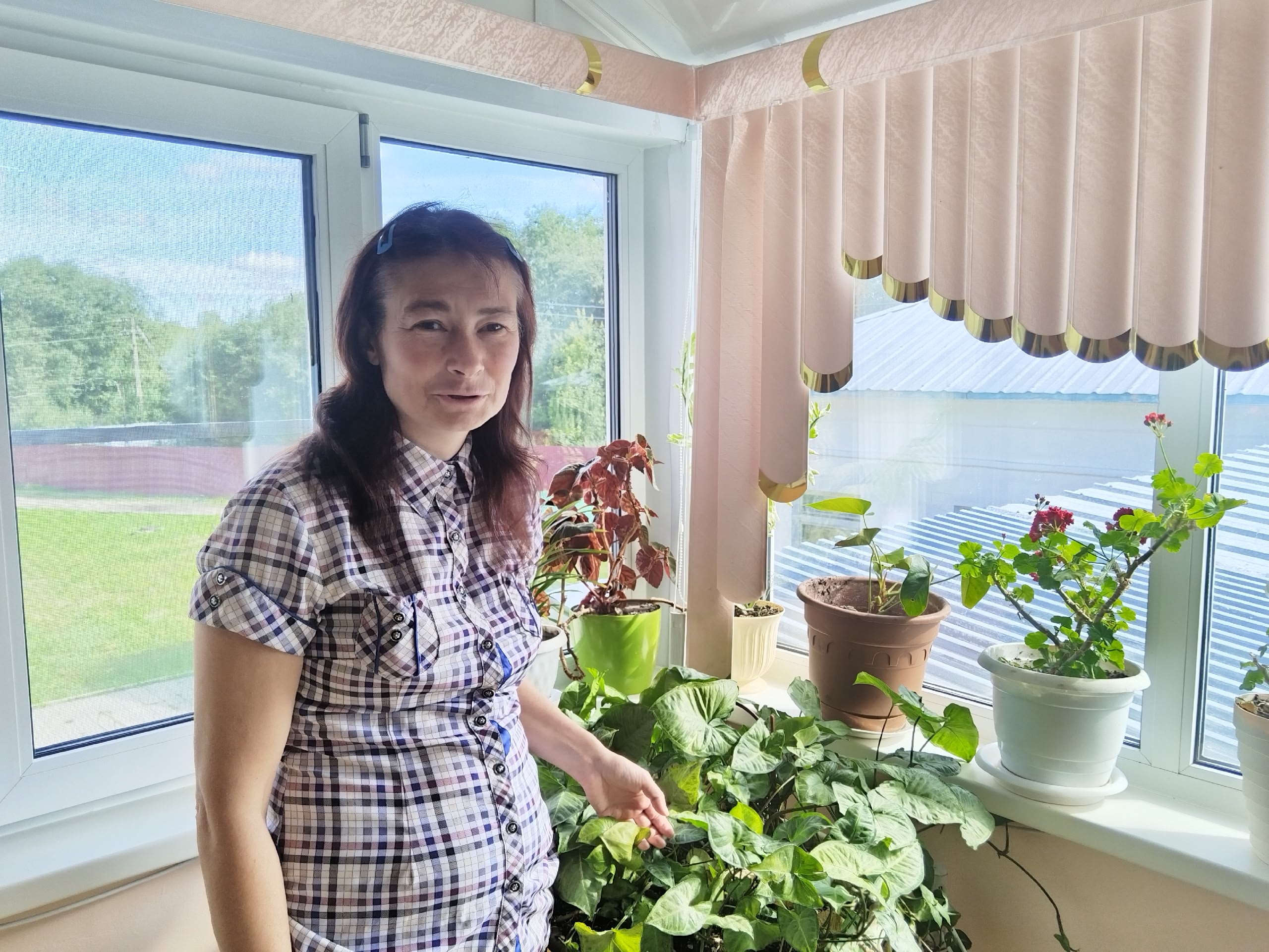 Наша подопечная Надя любит ухаживать за комнатными цветами.