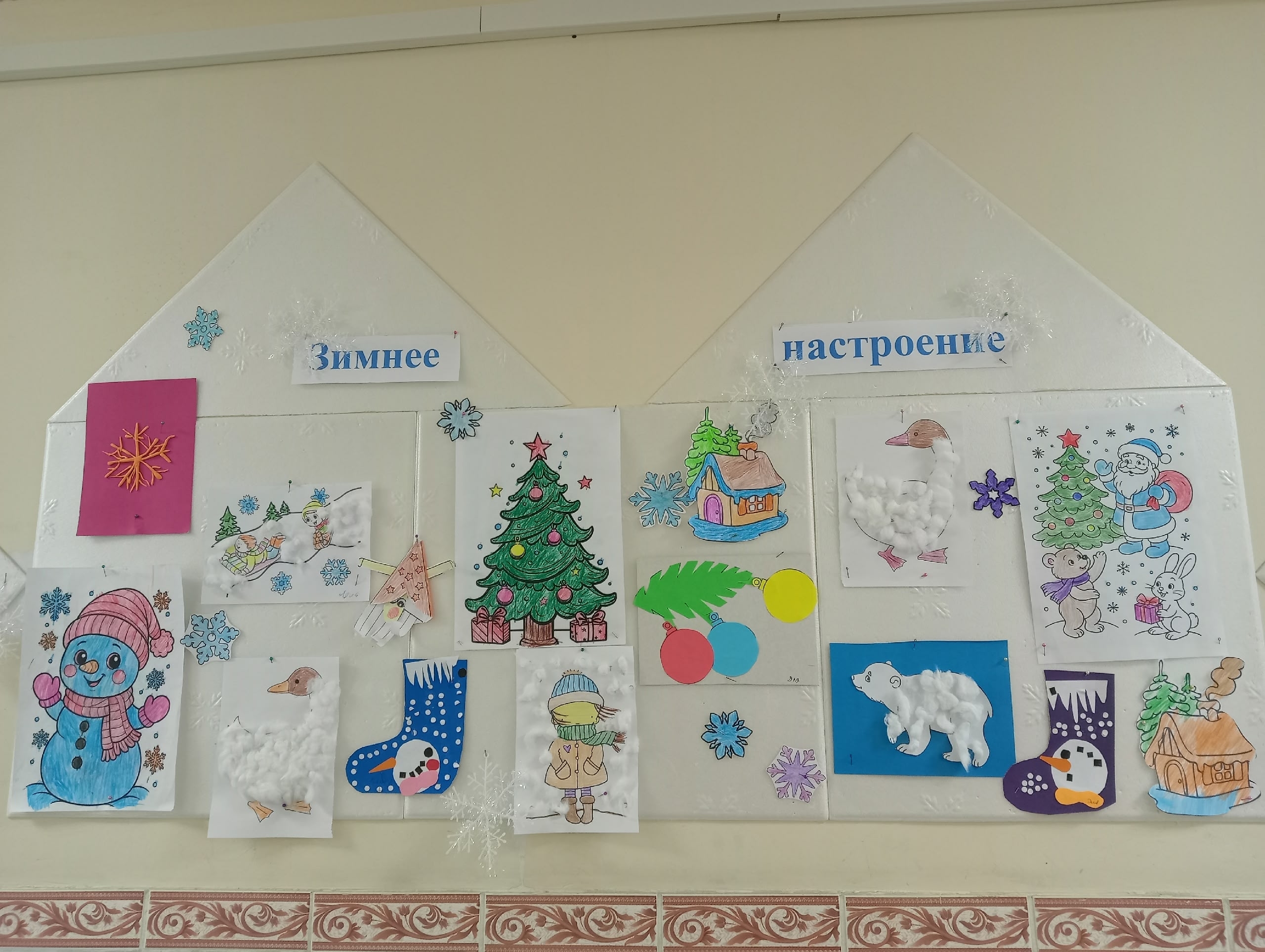 Инструктор по труду Сизова Ирина вместе с проживающими отделения милосердия оформила выставку «Новогоднее настроение».