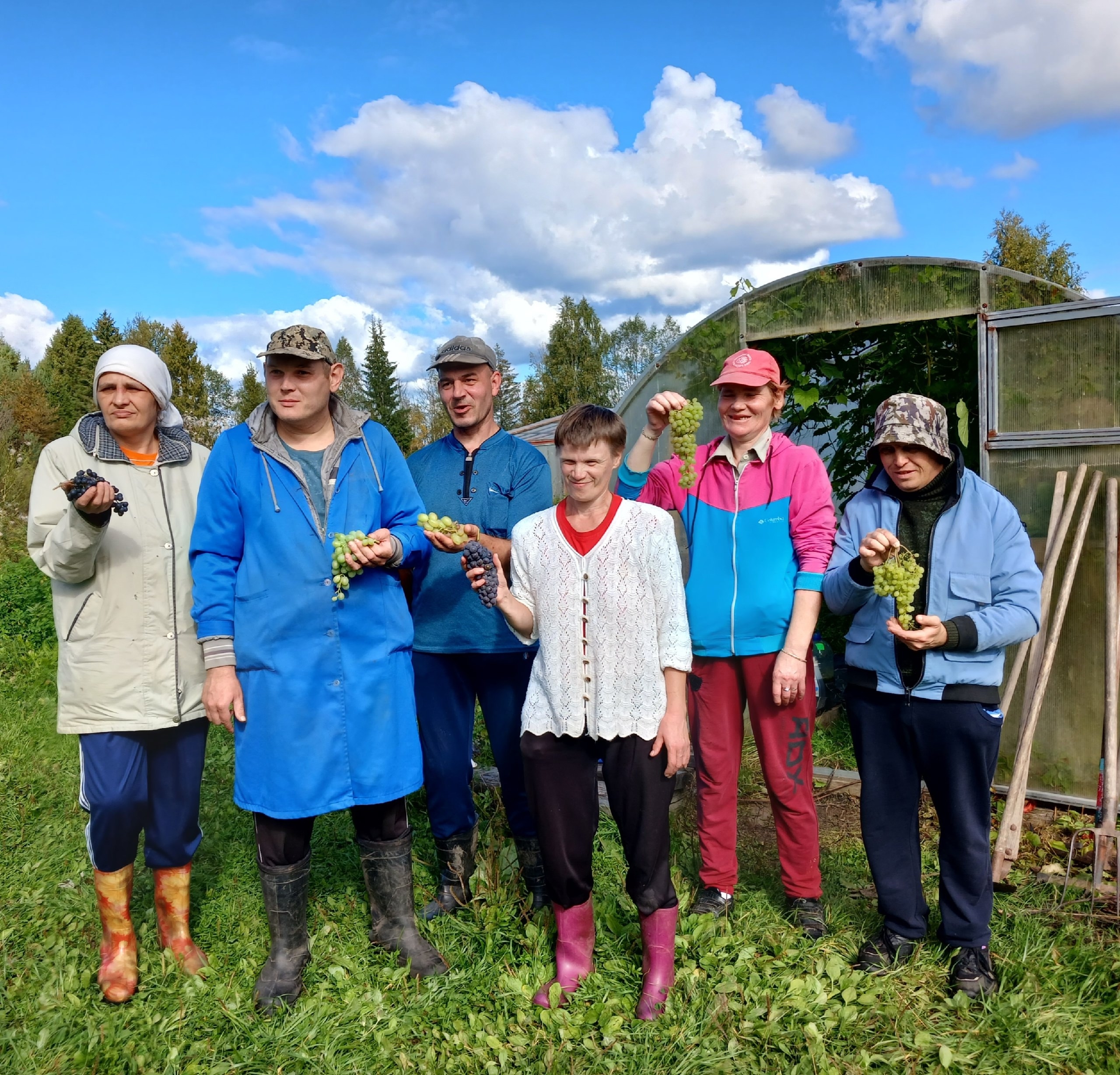 Проживающие активно помогают в осенних работах в питомнике «Сады Севера».