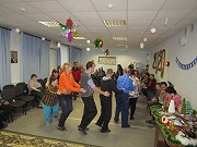 У новогодней ёлки.