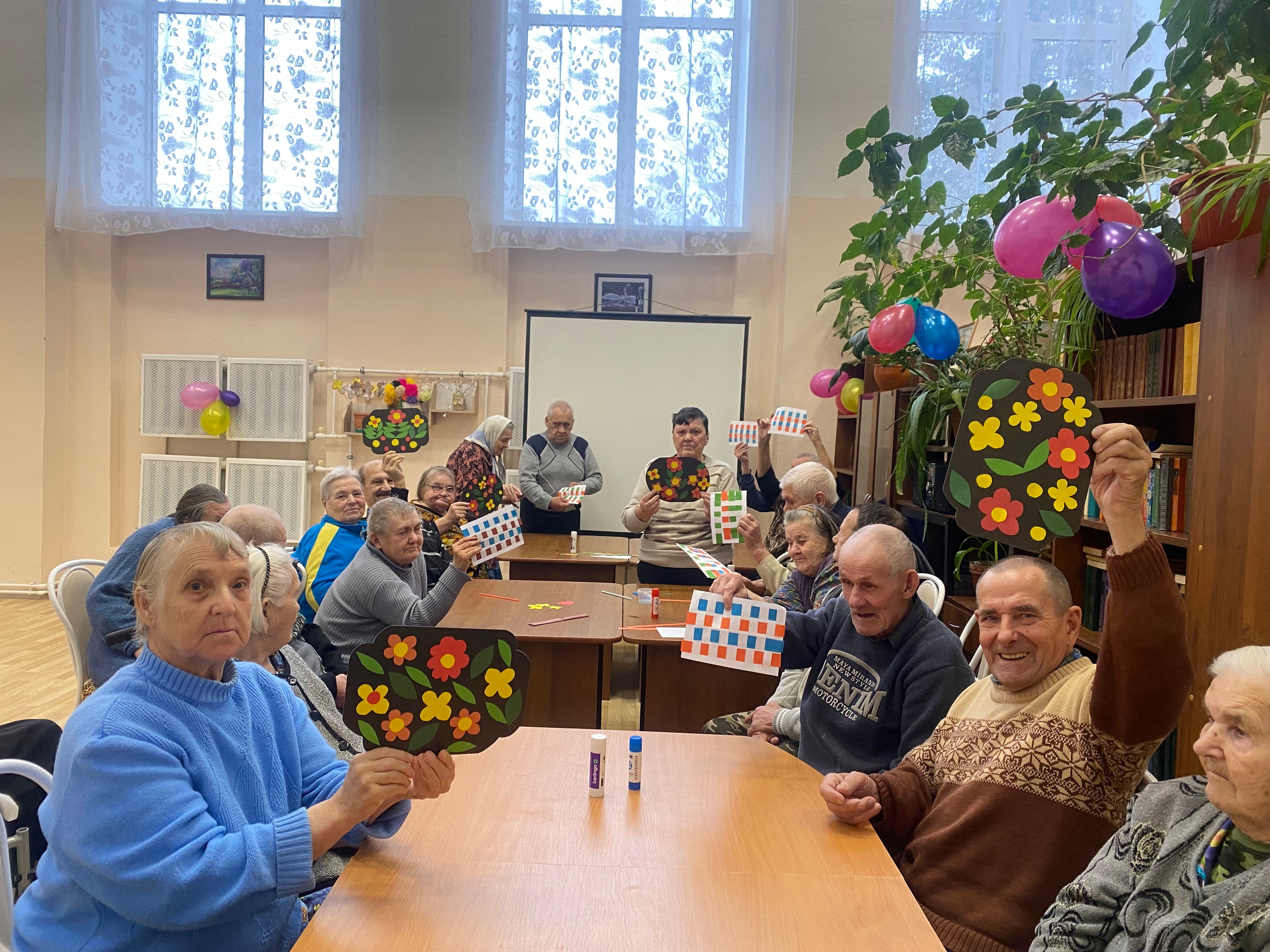 В геронтопсихиатрическом отделении прошла познавательная программа «Русские ремесла».