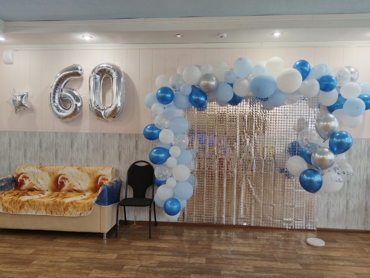 Как же радует глаз получателей социальных услуг украшенные зоны учреждения к юбилею, у которых можно сделать красивые фотокадры.