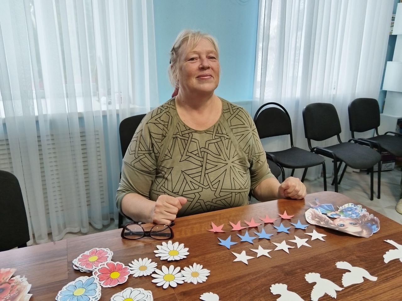 На мероприятии посвященному празднику "День флага" получатели социальных услуг вспомнили историю флага, значение цветов, а затем изготовили поделки из бумаги.