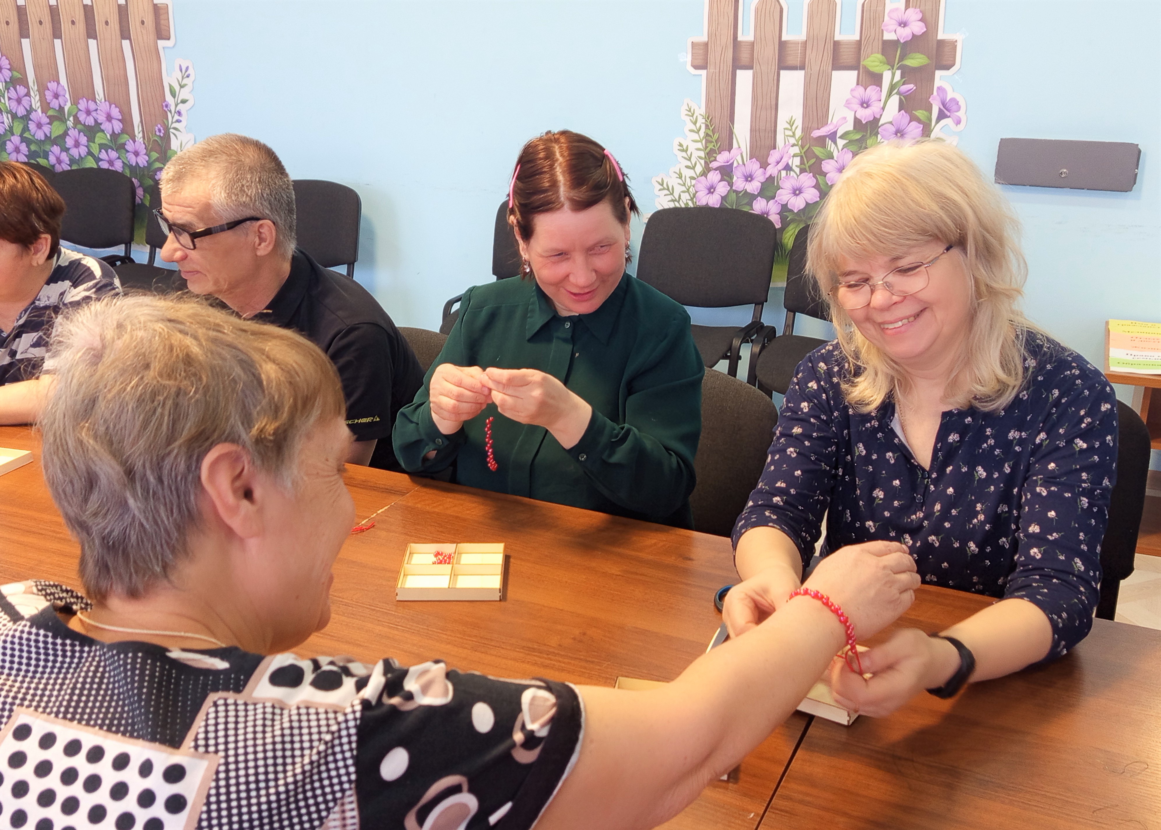 Специалисты Кирилло – Белозерского музея-заповедника Татьяна Марютина и Татьяна Смирнова для наших подопечных провели мастер – класс по плетению из бусин браслета «Красная смородина».