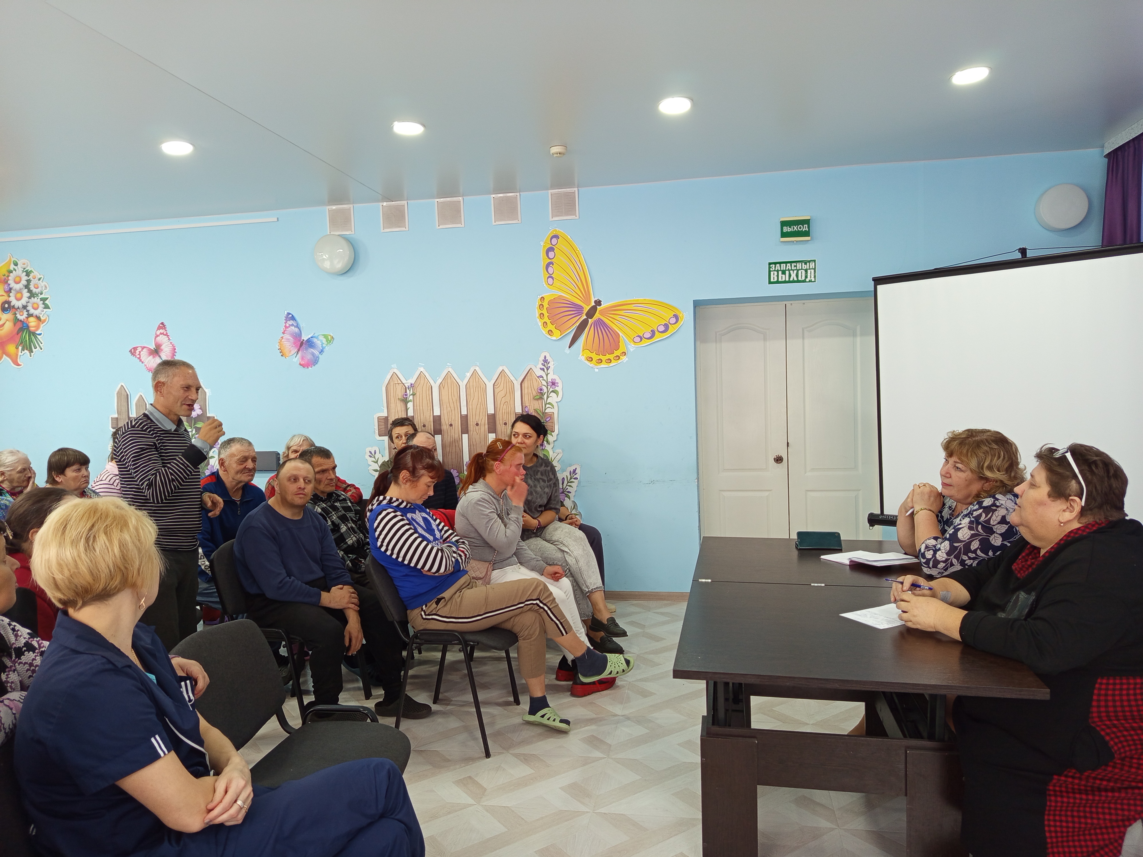Очередное общее собрание прошло с проживающими учреждения.