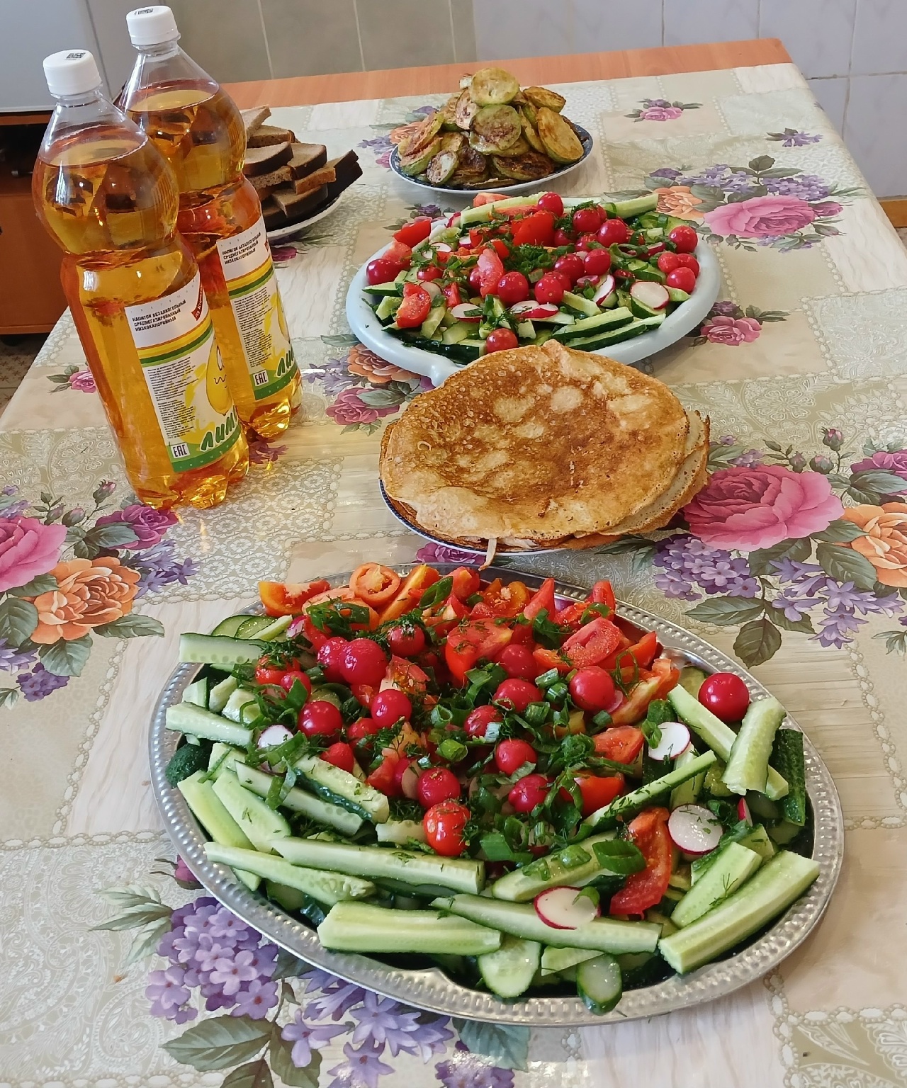 Участники трудовой деятельности на импровизированной кухне из выращенных овощей приготовили разные вкусности: жаренные кабачки, вкусный салат из огурцов и помидор, напекли блинов.