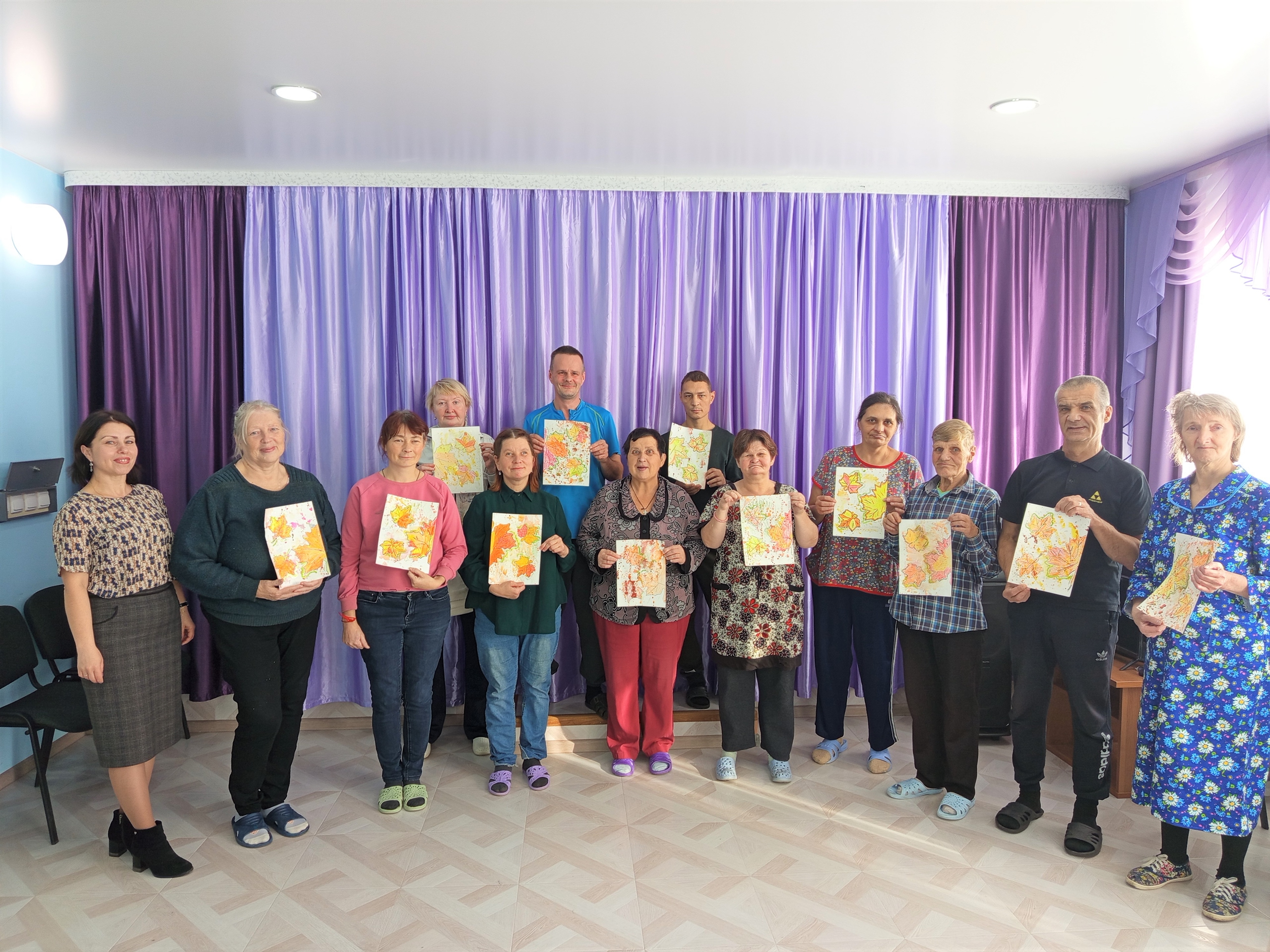 Творческая группа наших проживающих с удовольствием посетила мастер - класс «Осенний пейзаж», проведённый специалистом музея.