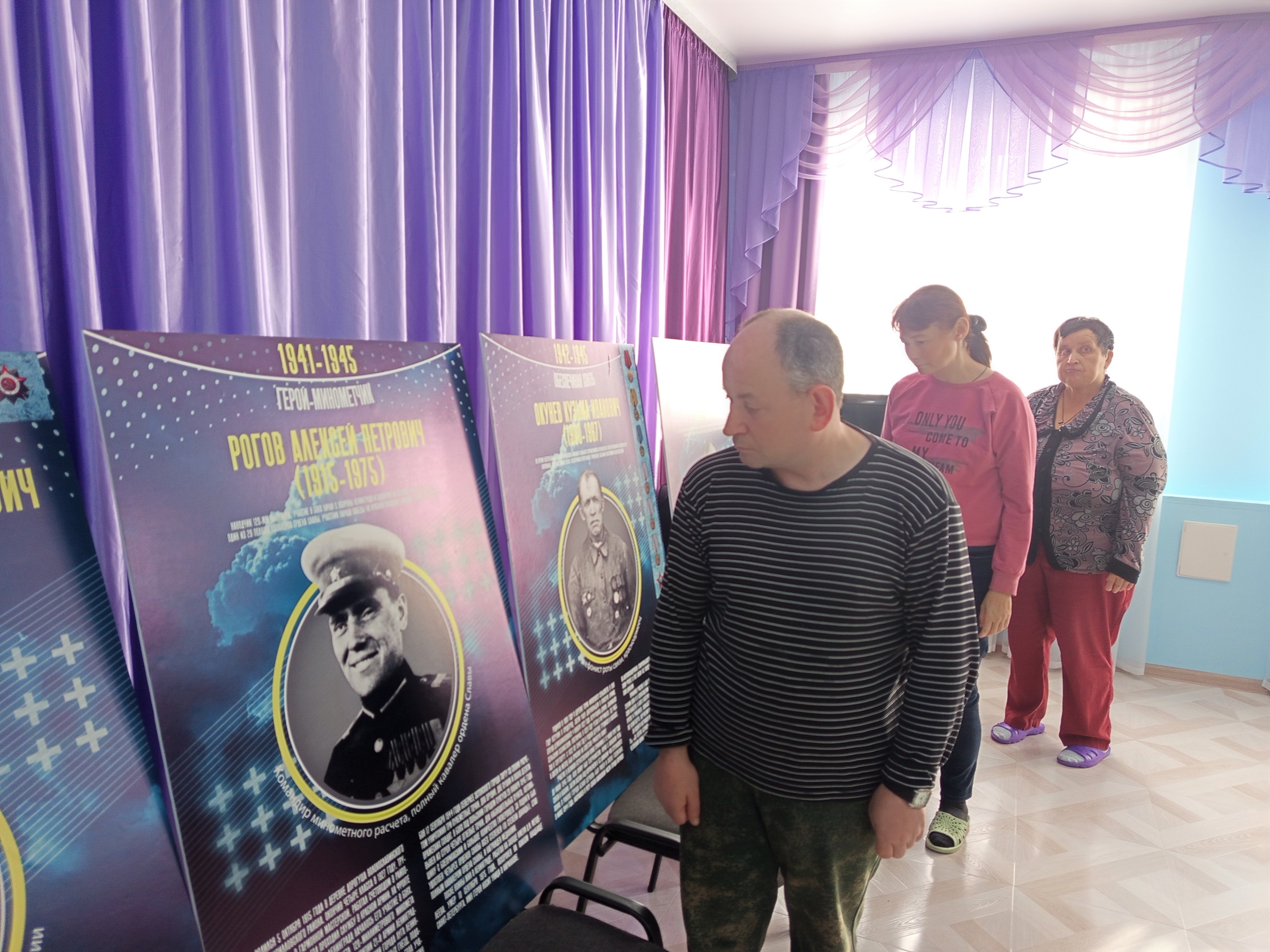 В рамках мероприятий, посвящённых 80 - летию Победы, специалист Кирилло – Белозерского музея – заповедника Татьяна Смирнова привезла передвижную выставку «О героях земли Кирилловской».