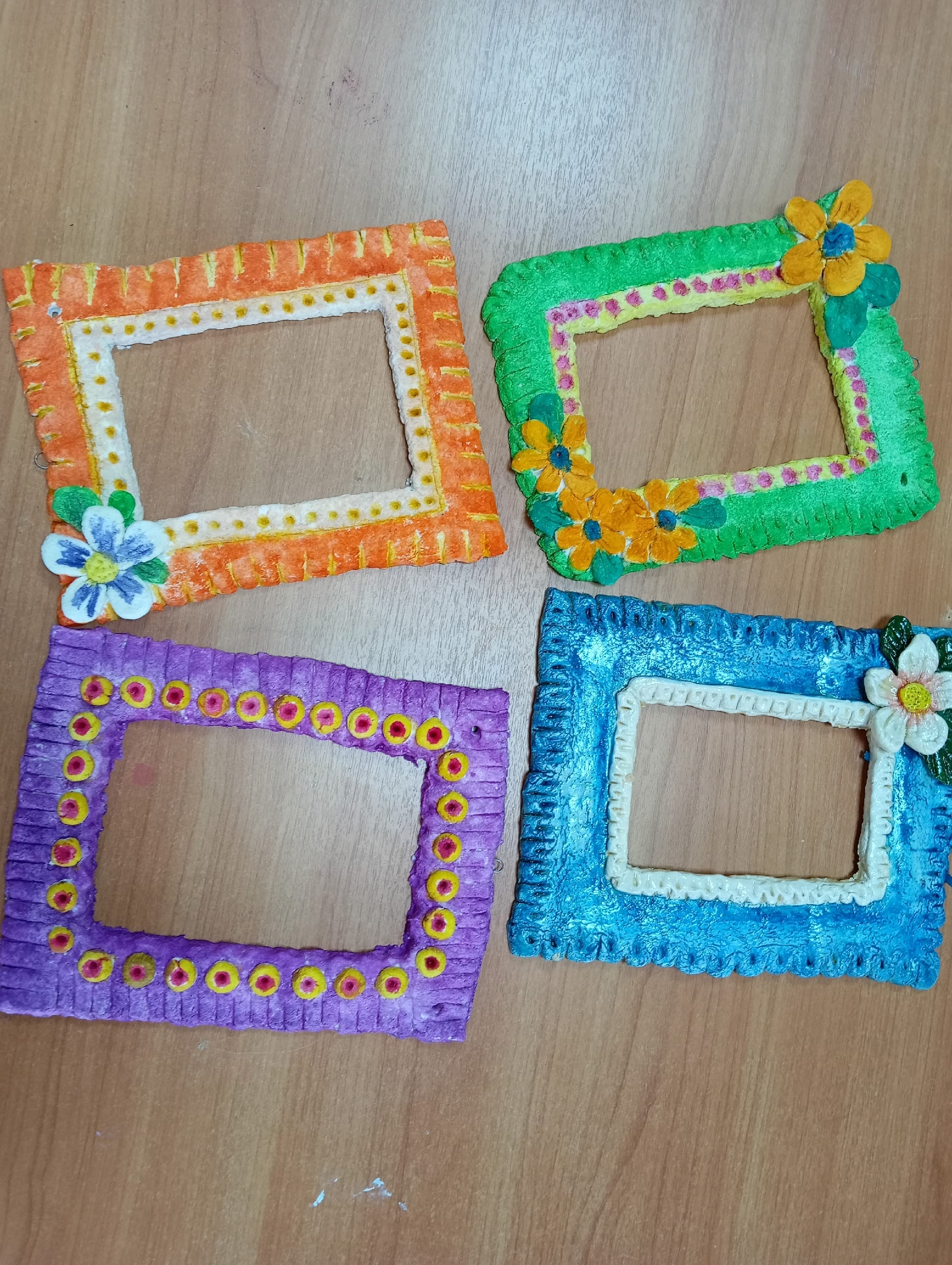 Инструктор по труду Ирина Сизова на мастер-классе кружка «Феечки соленого теста» с проживающими изготовили фоторамки.