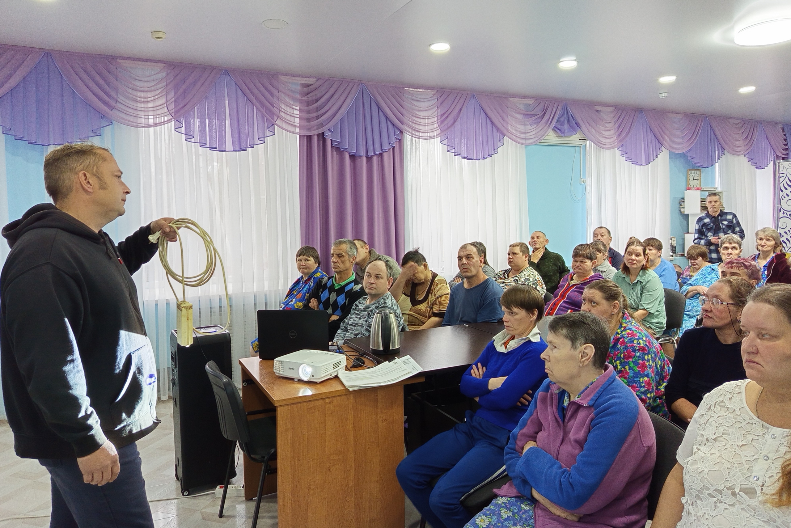 Накануне праздничных выходных с проживающими общего отделения проведён противопожарный инструктаж об осторожном обращении с электроприборами.