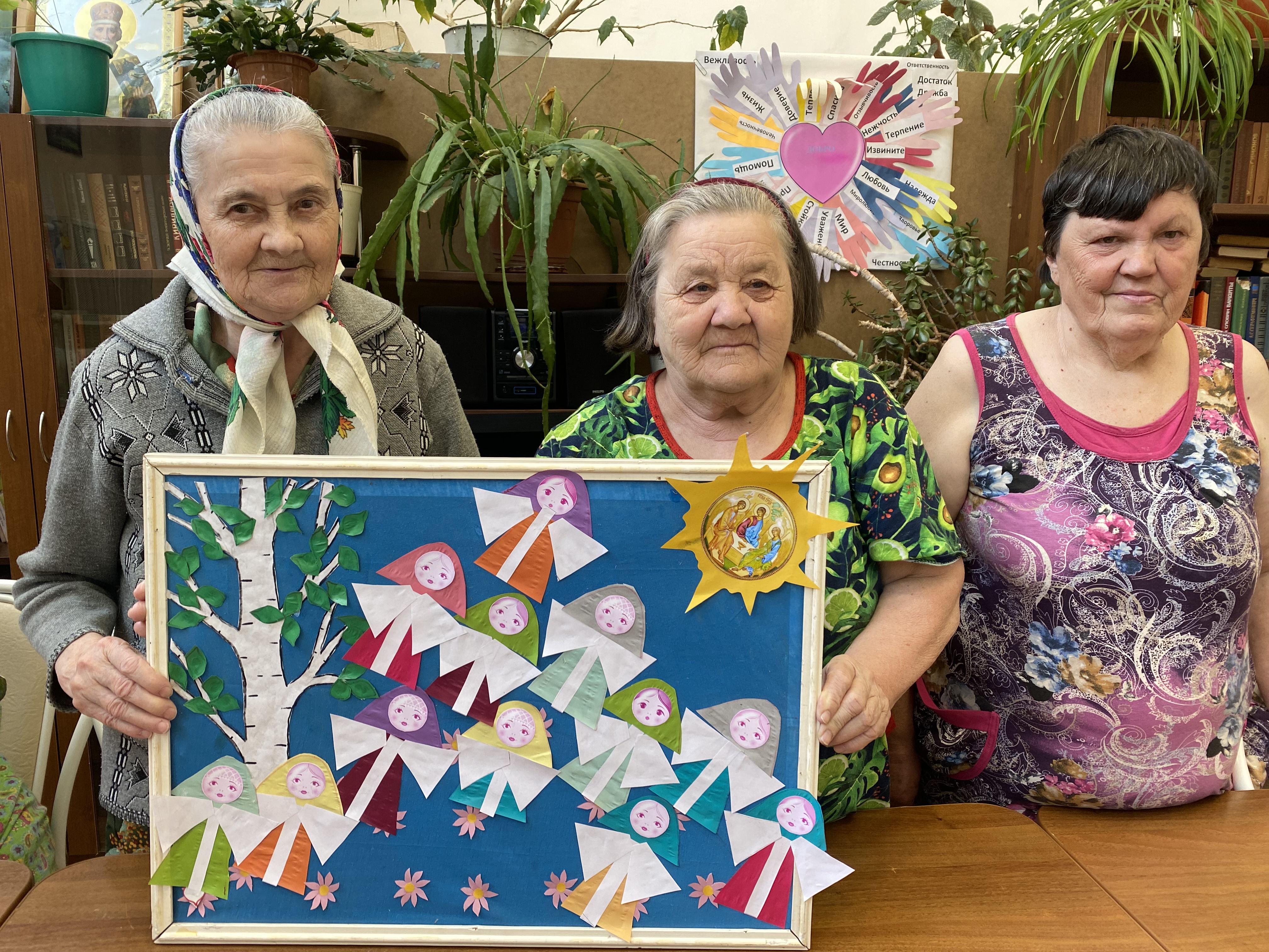 В геронтопсихиатрическом отделении сотрудники Коварзинского Дома культуры провели интересный мастер-класс «Праздник красных девиц».