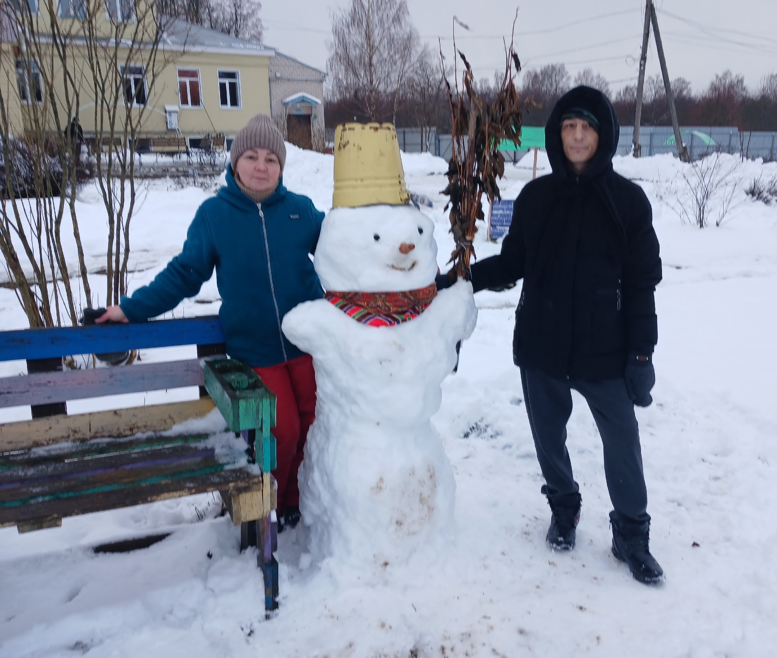 Получатели социальных услуг с интересом приняли участие в лепке из снега и оформлении снеговиков, демонстрируя свои творческие способности.