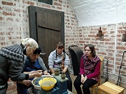 Занятие  по обучению работе с глиной  на гончарном круге