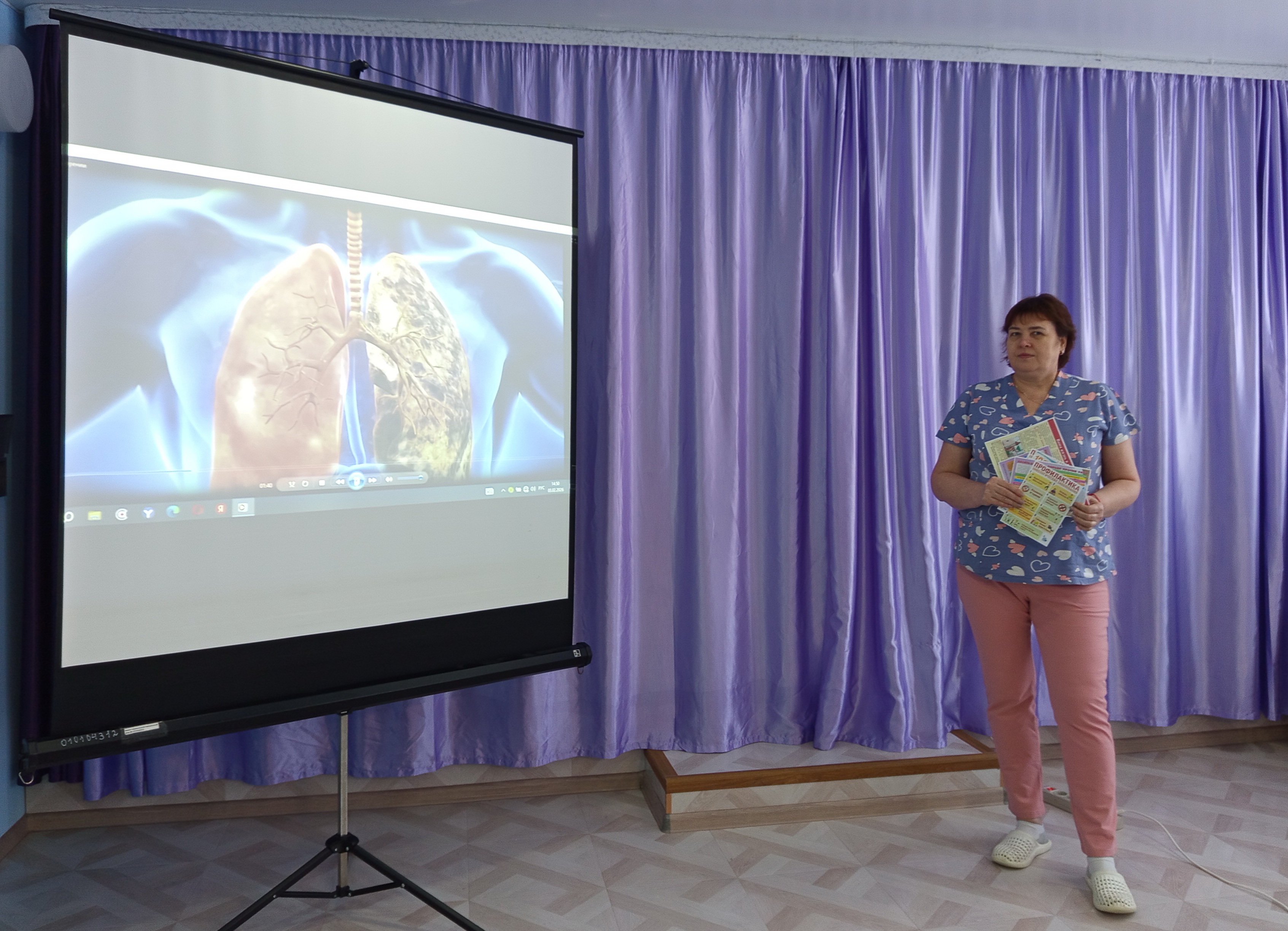 С получателями социальных услуг общего отделения старшая медицинская сестра Елена Фомичева провела беседу по профилактике борьбы с раковыми заболеваниями. Дата была провозглашена «Международным союзом по борьбе с онкологическими заболеваниями».