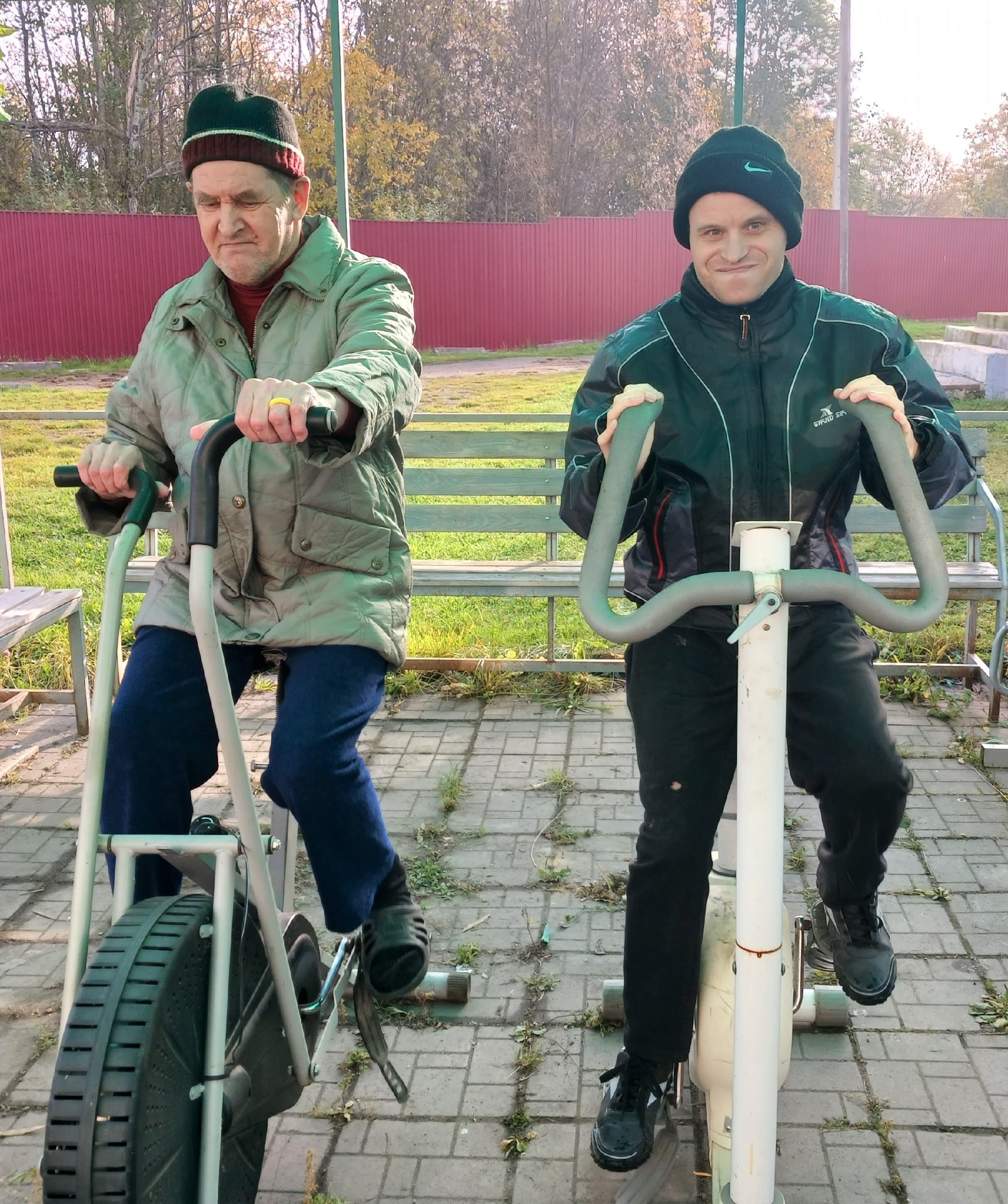 Прогулки проживающих отделения милосердия проходят ежедневно в любую погоду.