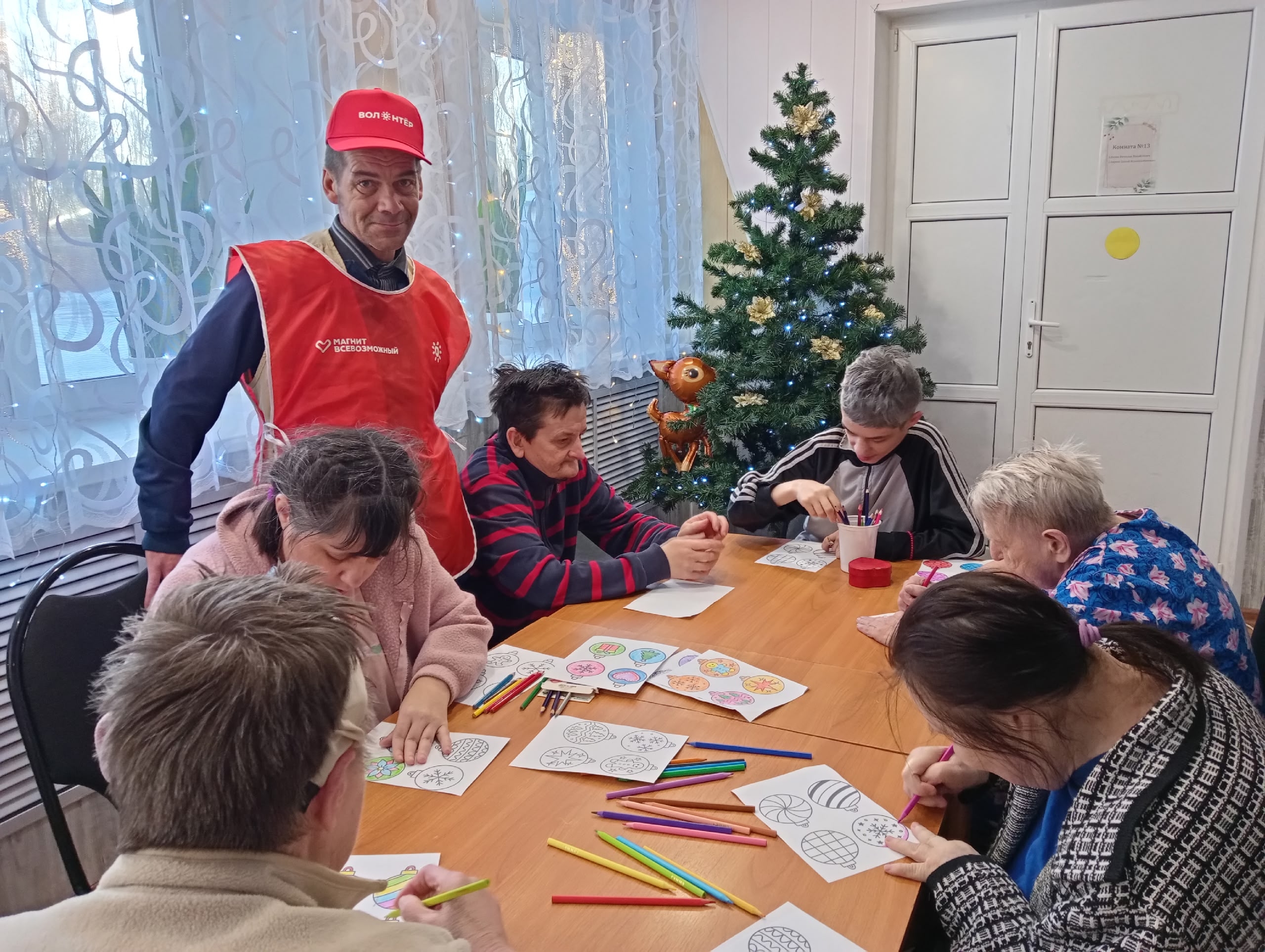 На отделении милосердия инклюзивные волонтеры помогают маломобильным подопечным.