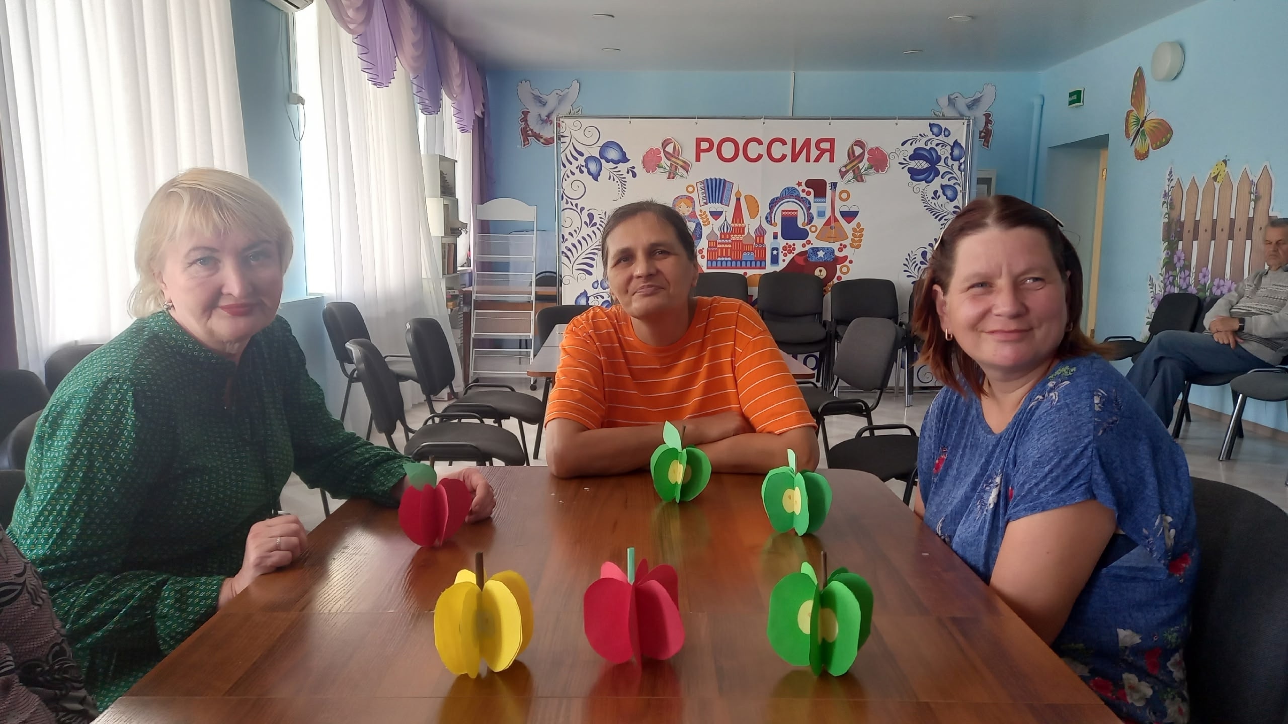 Для получатей общего отделения состоялось мероприятие «Яблочный Спас- яблок припас», на котором ребята узнали, что этот праздник символизирует начало сбора урожая и окончание лета.