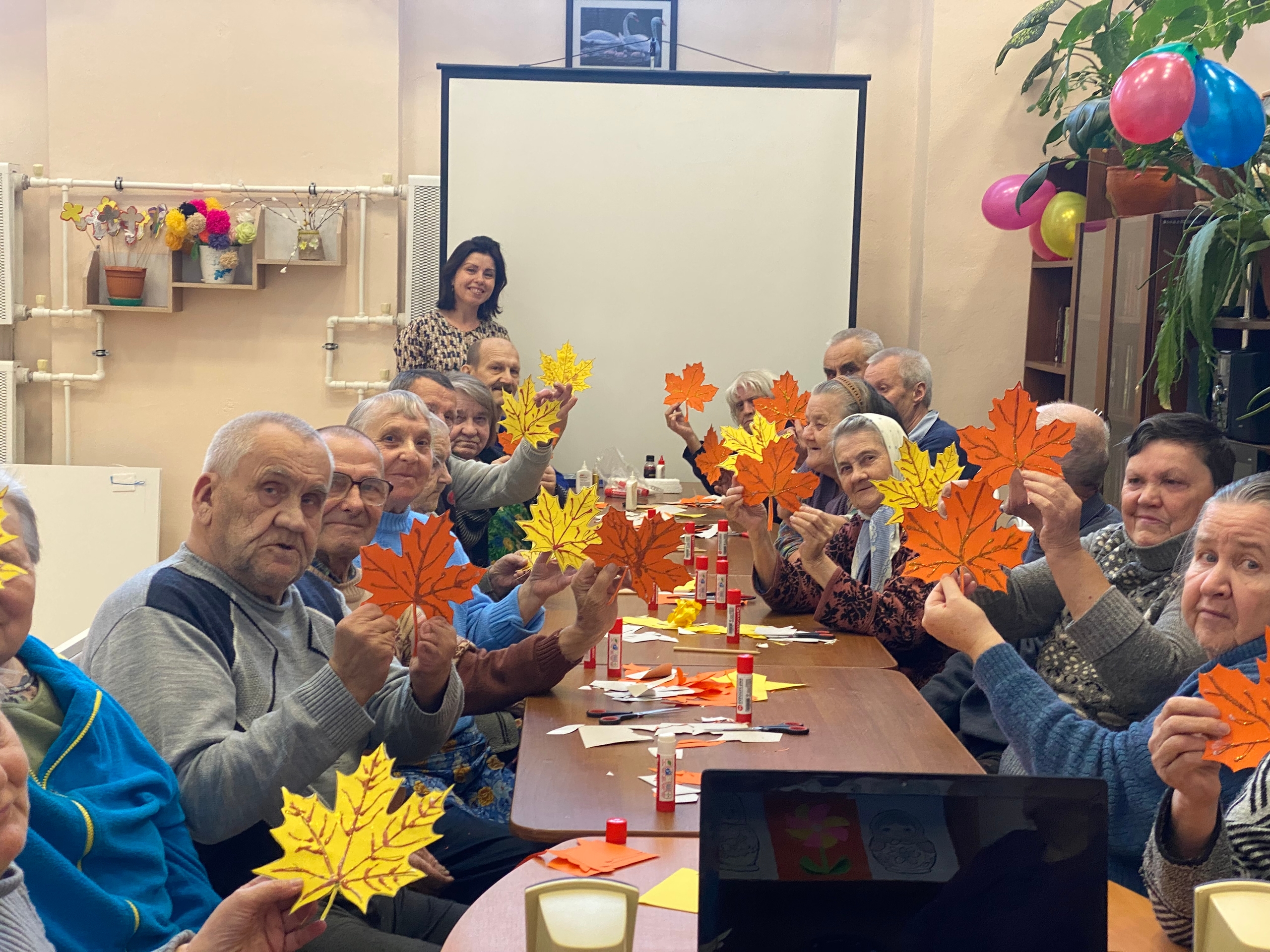 Продолжается сотрудничество получателей социальных услуг и специалистов Кирилло-Белозерского музея – заповедника. Сотрудники музея провели увлекательный мастер-класс в технике аппликация.