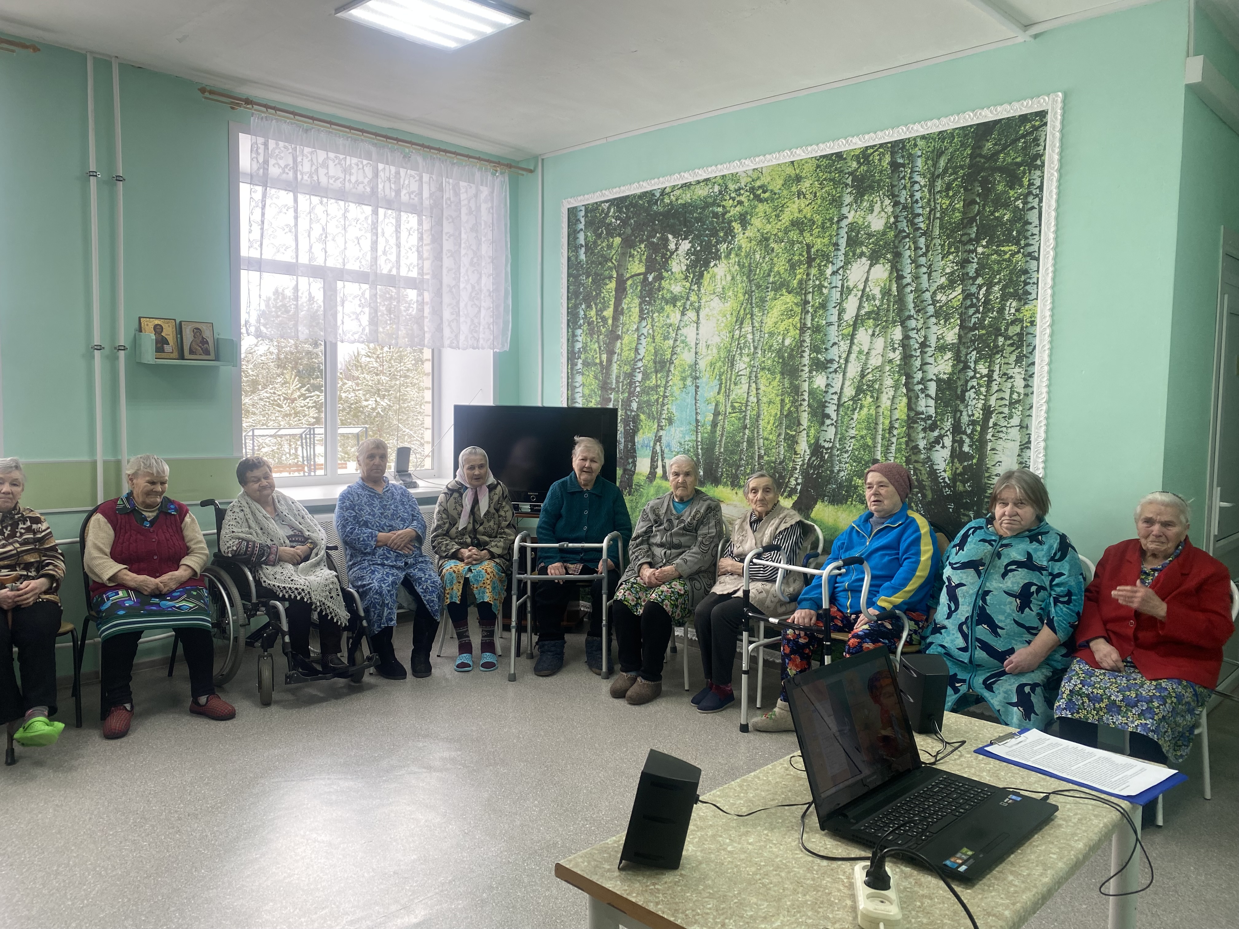 В геронтопсихиатрическом отделении получатели социальных услуг посетили музыкальную гостиную на тему «Песни, с которыми мы победили».