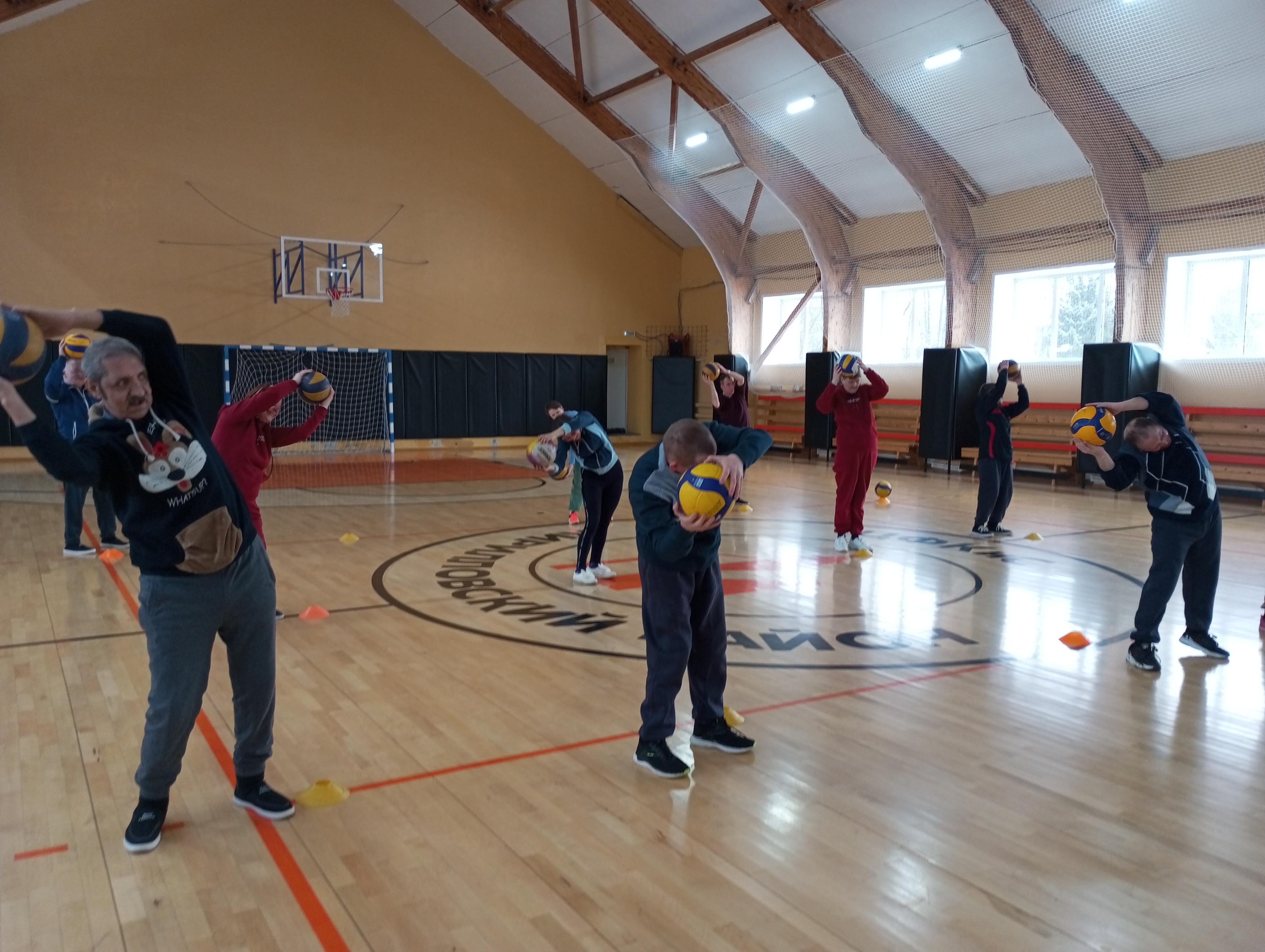 Группа получателей социальных услуг активно занимаются в Физкультурно-оздоровительном комплексе города Кириллова.