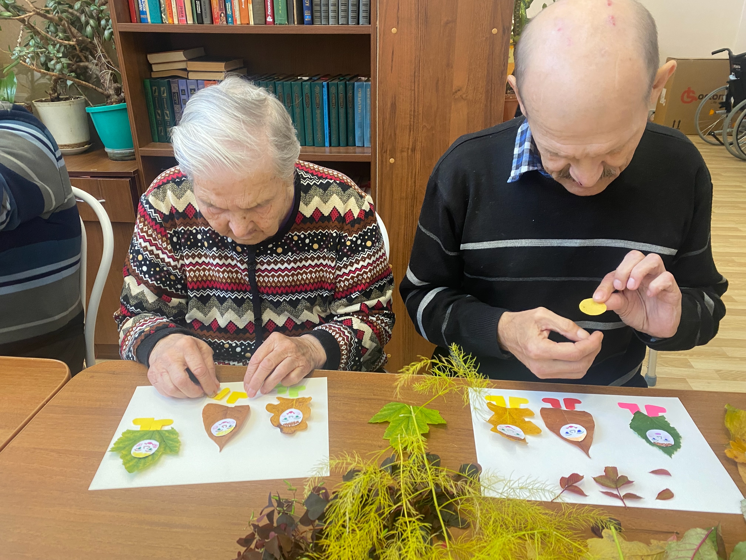 Получатели социальных услуг геронтопсихиатрического отделения с большим удовольствием занимаются поделками из природного материала.