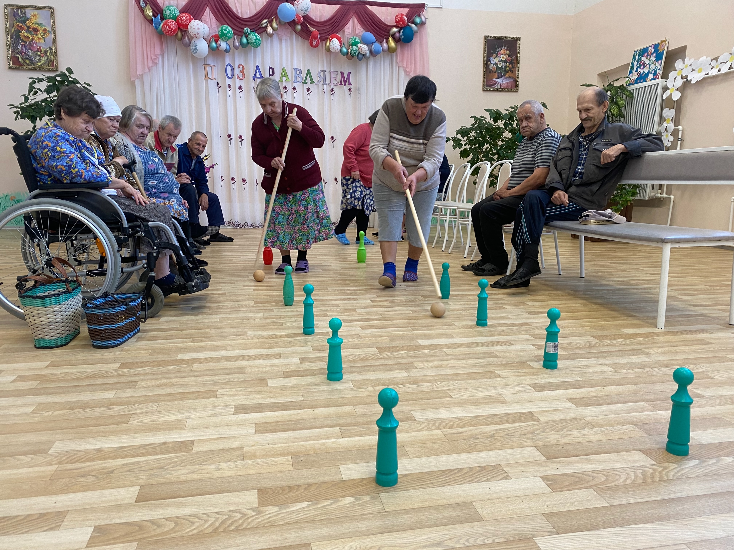 В геронтопсихиатрическом отделении прошла веселая познавательно-игровая программа «Катись, катись яблочко!»