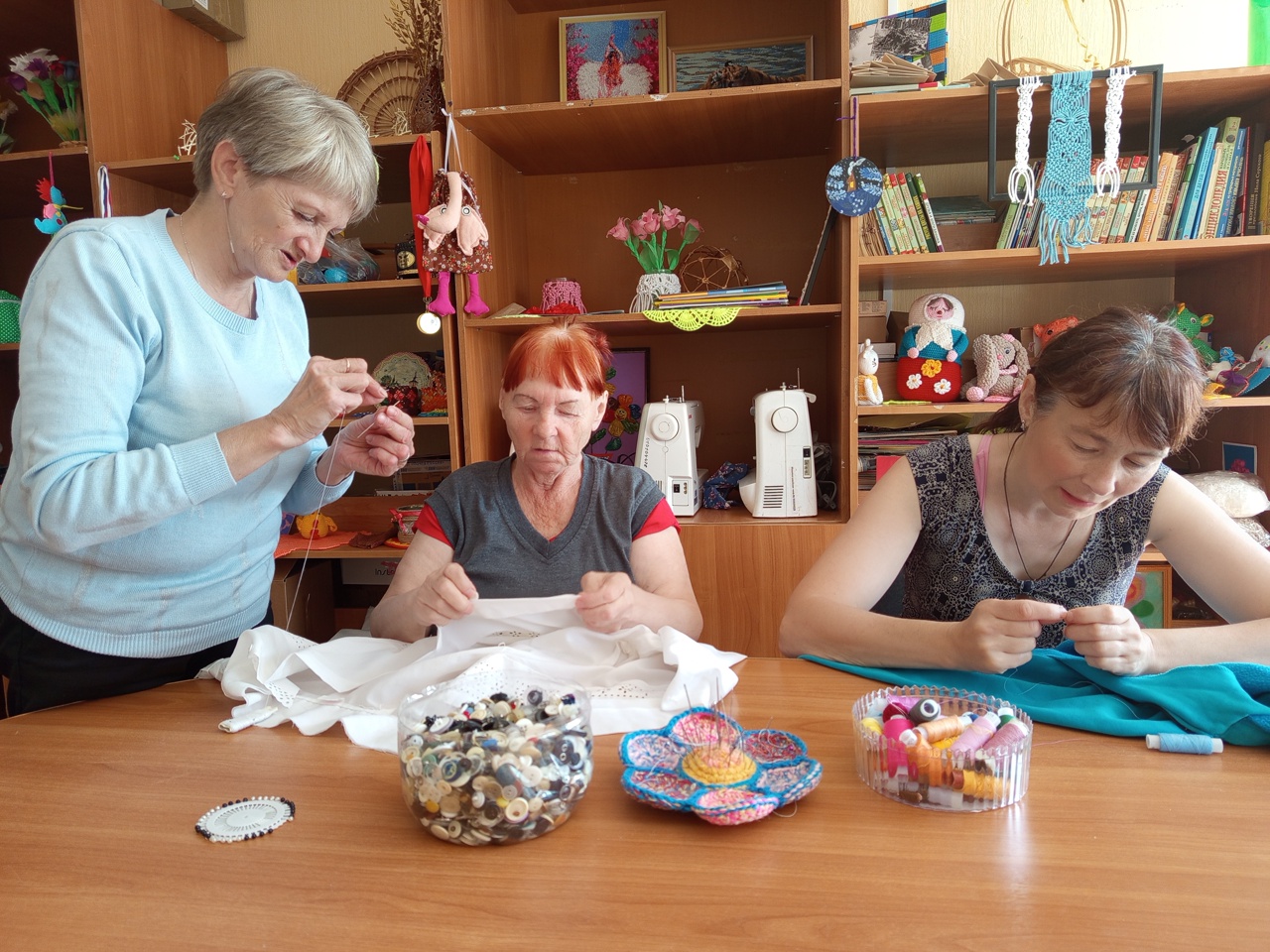 Мелкий ремонт личных вещей получатели социальных услуг делают своими руками.