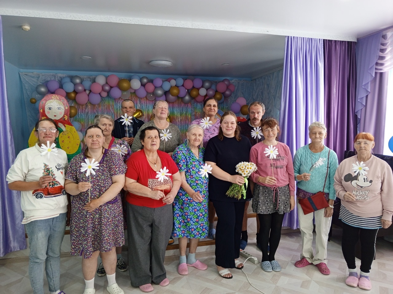 В честь празднования 8 июля Дня семьи, любви и верности, студентка Вологодского государственного университета Евгения Кузнецова провела с получателями социальных услуг мастер-класс «Ромашка».