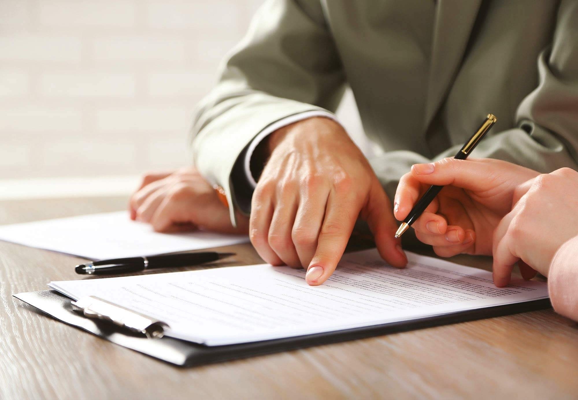 Довольно часто в официальных документах можно встретить двойное написание денежных сумм: сначала цифрами, затем словами (в скобках).