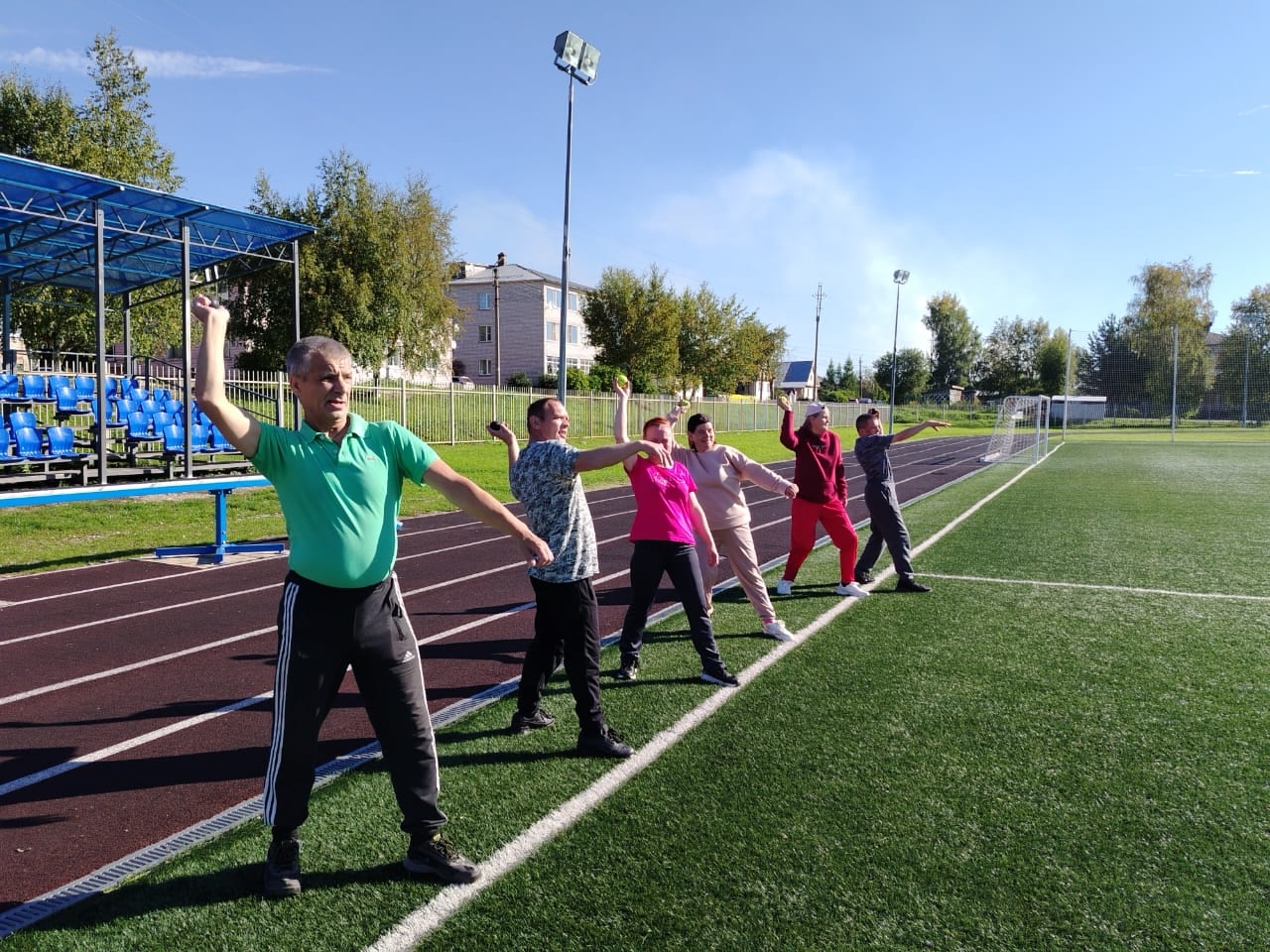 Группа получателей социальных услуг общего отделения продолжает заниматься на стадионе «Чемпион» имени Анатолия Бабкина в городе Кириллове.