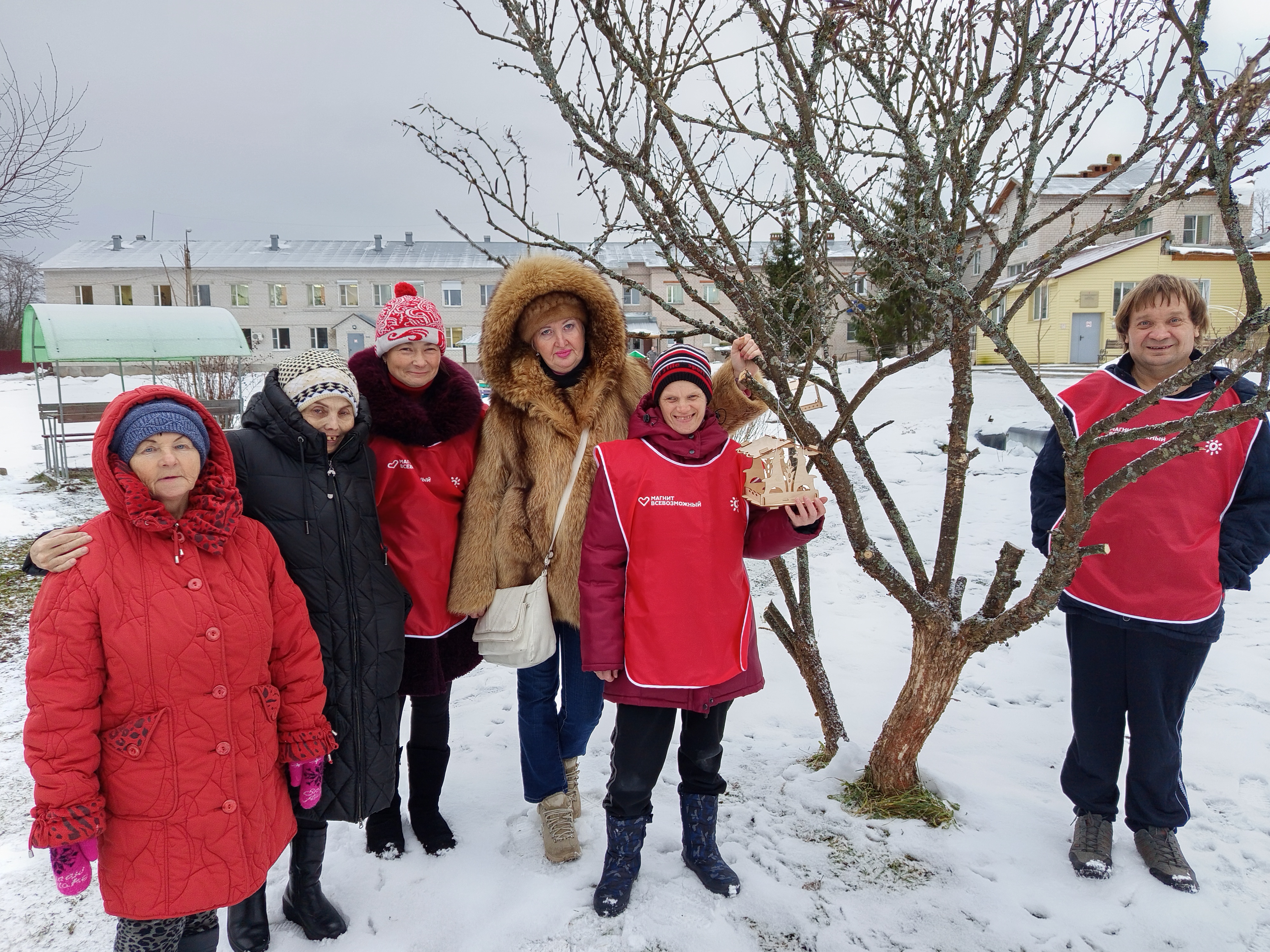 В рамках проекта «Из дома в парк» инклюзивные волонтеры приняли участие в экологической Акции «Покормите птиц зимой».