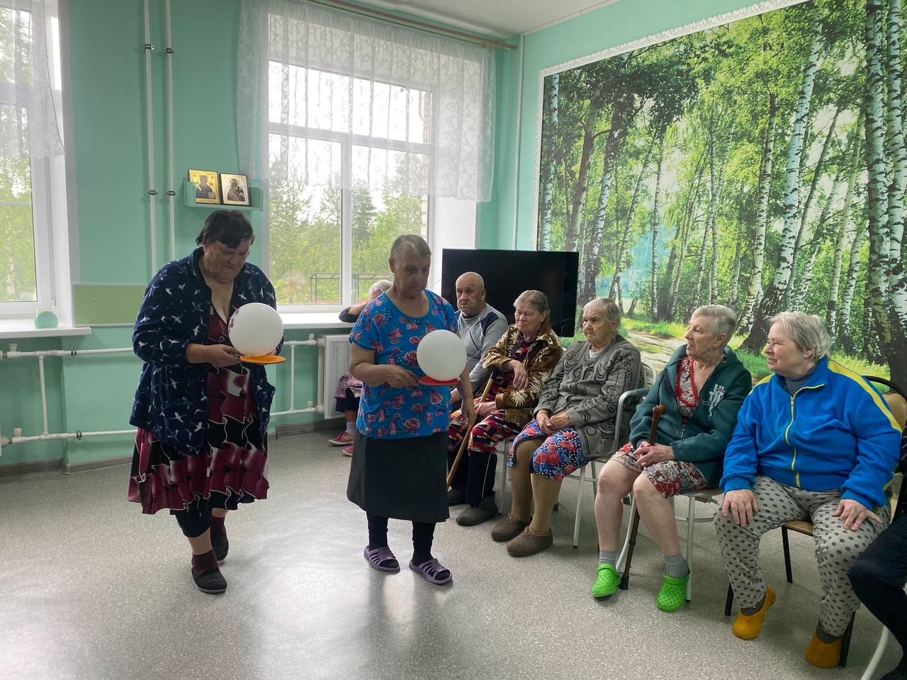 В геронтопсихиатрическом отделении прошла веселая игровая программа « Нам не стоит унывать».