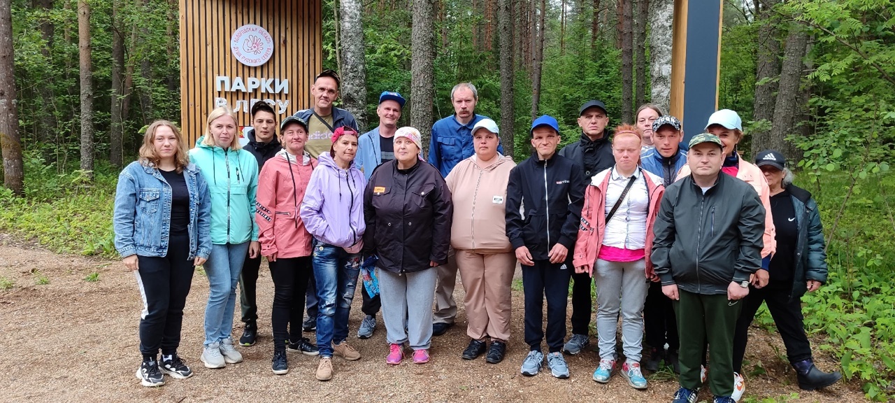 Получатели социальных услуг посетили «Парки в лесу» недалеко от деревни Суховерхово.