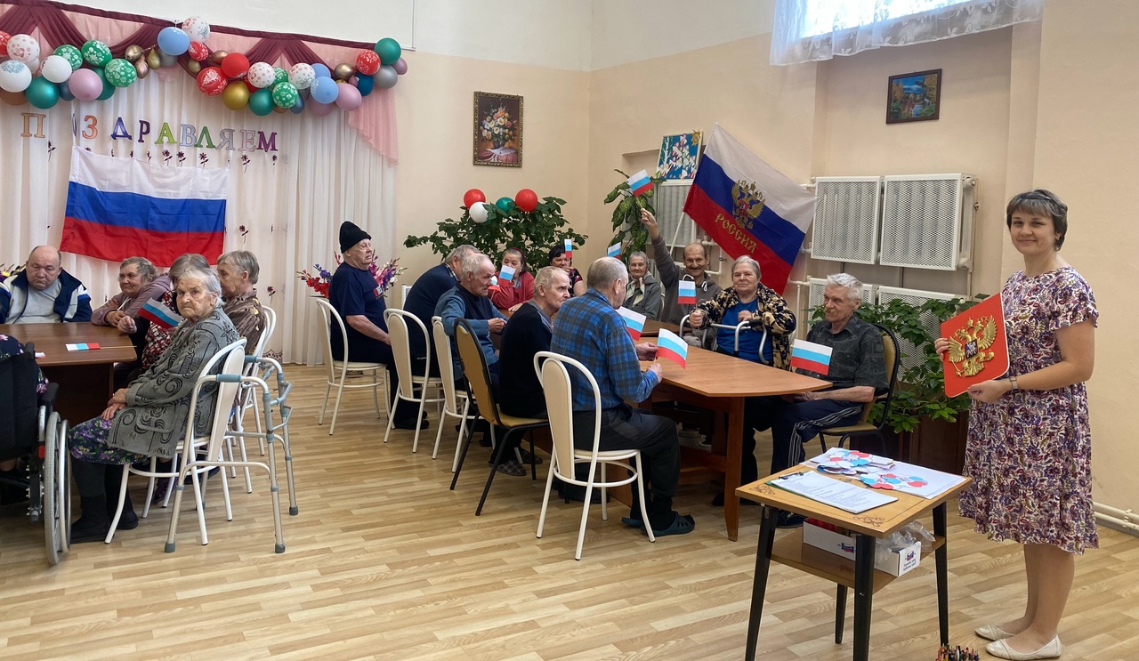 В геронтопсихиатрическом отделении прошла тематическая программа «Ты живи, моя Россия!», посвященная Дню России.