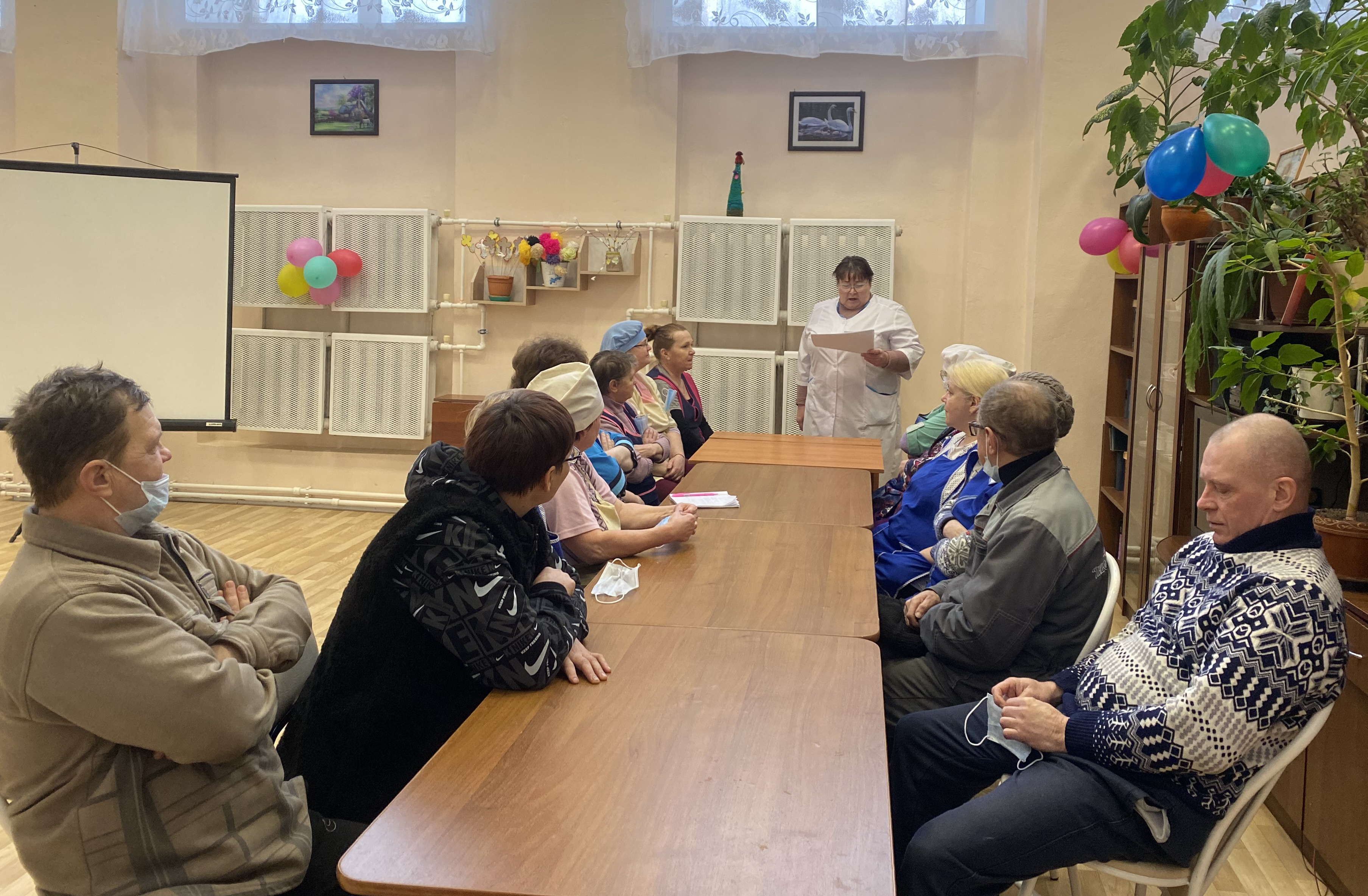 В рамках недели профилактики неинфекционных заболеваний в геронтопсихиатрическом отделении медицинским работником была проведена лекция для сотрудников.