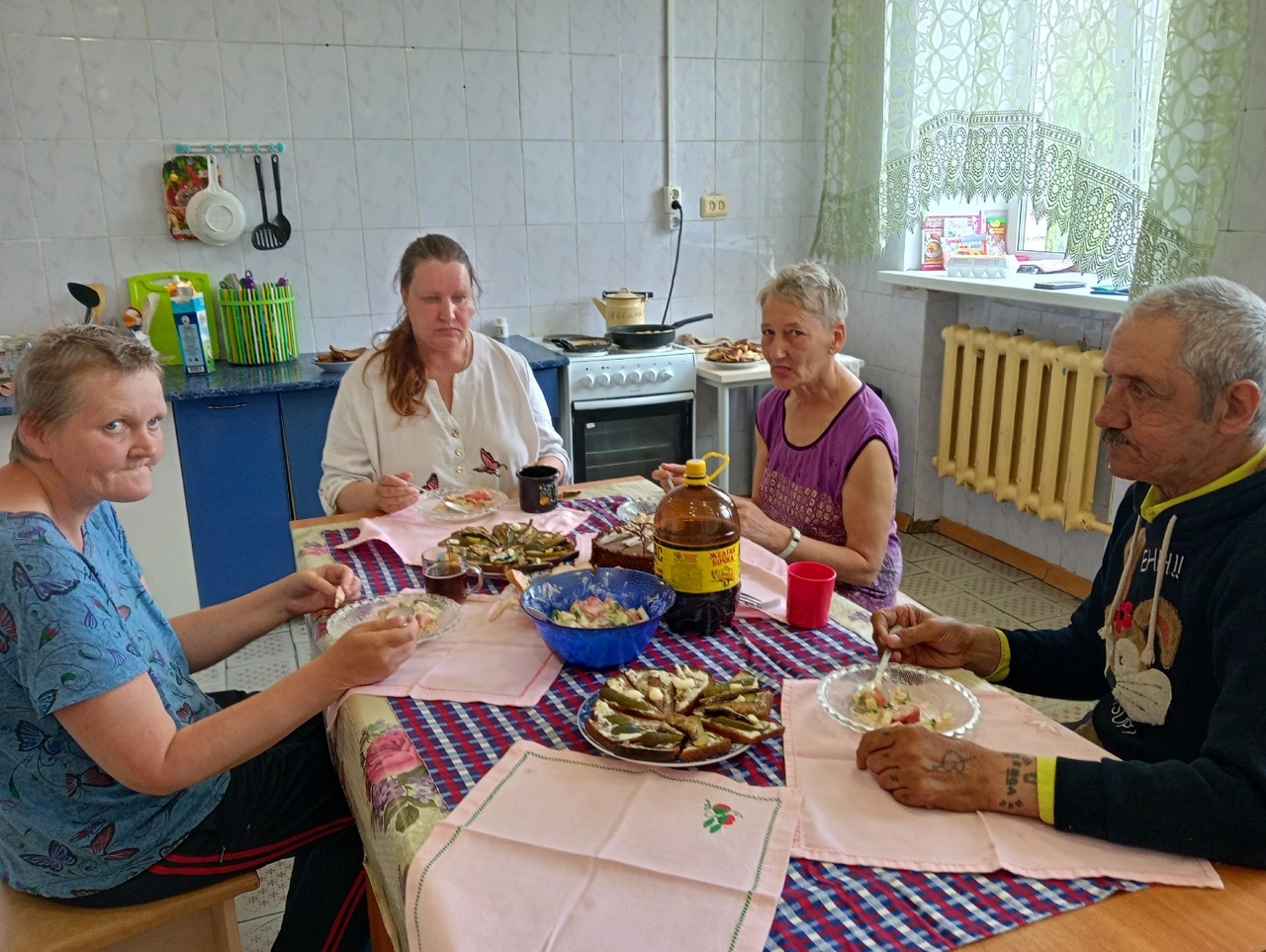 Сегодня получатели социальных услуг под руководством инструктора по труду Ирины Сизовой на кухне готовили бутерброды, пюре, котлеты и овощной салат, соблюдая правила безопасности.