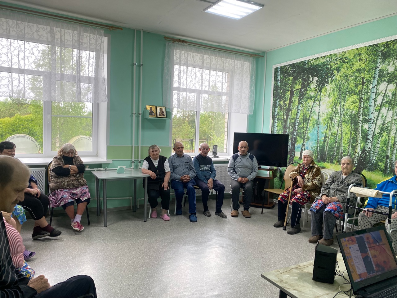 В геронтопсихиатрическом отделении получателей социальных услуг пригласили в музыкальную гостиную «Песни нашей молодости».