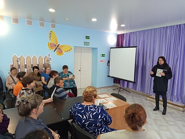 В целях профилактики и предотвращения мошеннических действий старший лейтенант полиции Ирина Трубникова и капитан полиции Александр Гришин провели беседу с проживающими и сотрудниками учреждения.